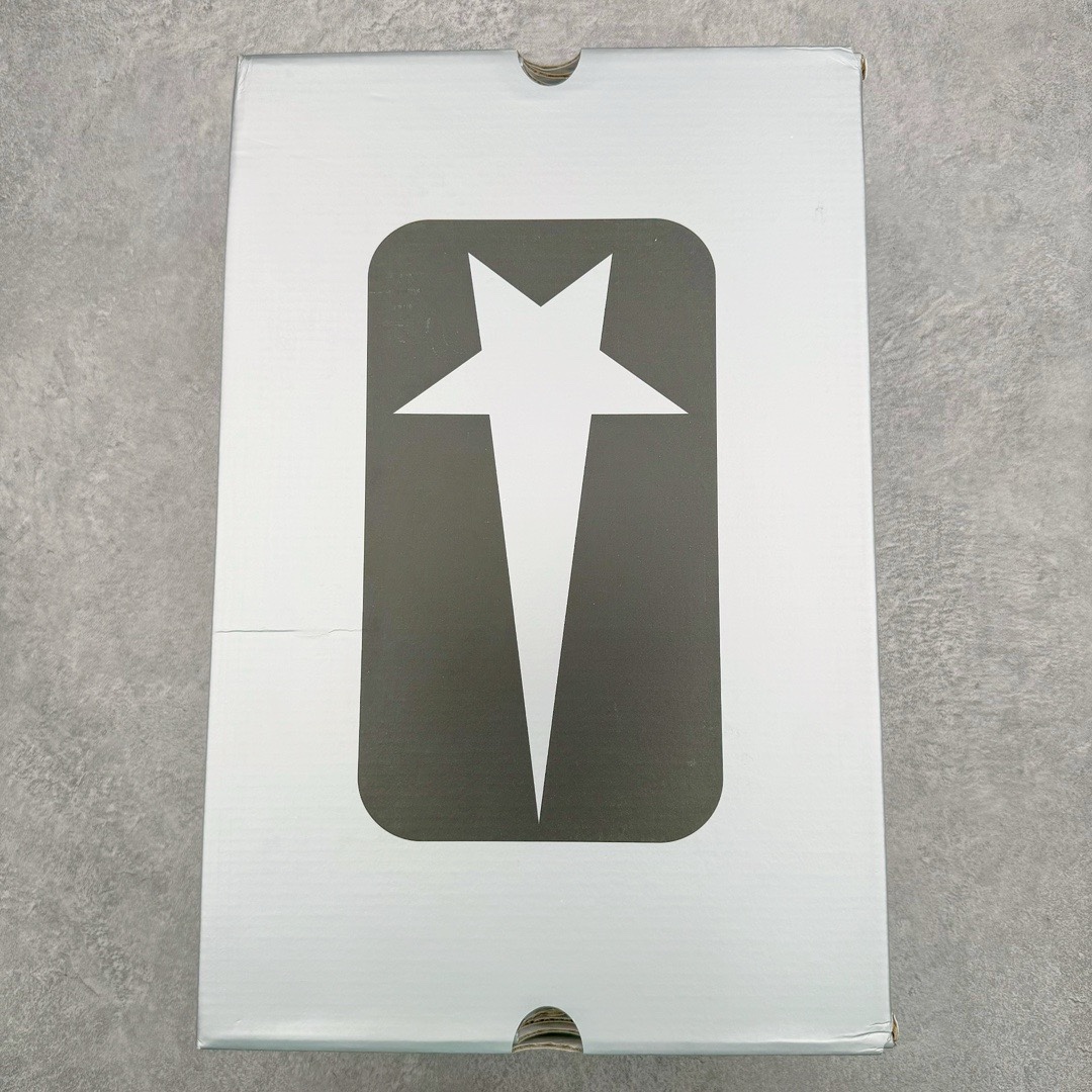 图片[10]-＃DG纯原 Rick Owens DRKSHDW x Converse TURBODRK Weapon RO瑞克欧文斯匡威联名摩登厚底运动板鞋 黑色 以 80 年代的经典篮球鞋 Weapon 为灵感 带来新诠释 超厚鞋底 高帮鞋身以及夸张的鞋舌设计都充满 Rick Owens 式的美学 原厂楦头纸板裁片完全1：1对位复模 这样最后合模拼接的时候鞋型才能以最完美的形态展现 区别于市面上所有看图做货版本 导致整个鞋型完全不对味 臃肿肥胖 根本没有展现出原版的味道 原版的灵魂就在五角星的位置 不同码数上的比例是有区别的 原版整体是修长的 皮料根据原厂色号经过了历时 3个月无数次修改 终于调整到和原版最为接近的同色摔纹荔枝皮 因为毕竟官方多次补货 官方的皮料颜色或多或少都会有稍微的色差 属于正常现象 我们买回来的几双正品样板也会有区别 鞋底模具重新开模 独立私模三色tpu橡胶组合大底 1个码数一套模具 这样做的好处的码数比较合脚 区别市场上共码普通版本 单色同色橡胶大底 尺码：35 36 37 38 38.5 39 40 40.5 41 42 42.5 43 44 44.5 45 46-选品中心