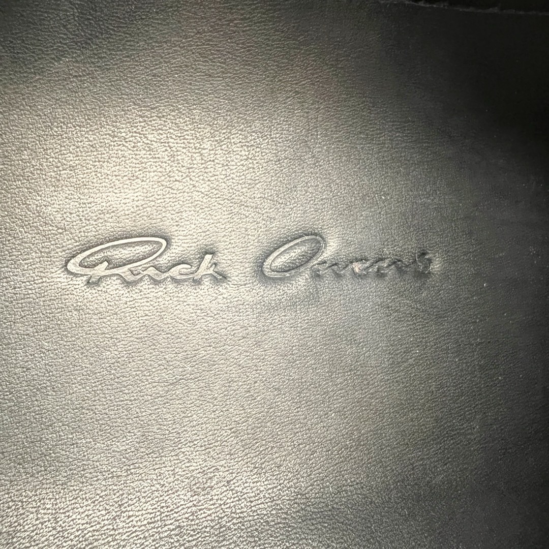 图片[16]-＃DG纯原 Rick Owens Edfu 瑞克·欧文斯低帮皮面时尚运动板鞋 黑白 二级市场已经7K以上 平台客户随意卖四位数 RO广东原厂出品 纯原天花板 原版一比一复刻 冲正绝不翻车 还原度达到百分之98以上 原楦开发纸版版型 ZP拆解原版1：1复模裁片纸版 力求做到0错位 这样才能达到和zp一致的鞋型味道 采用进口cnc数控机床开发对版独家tpu奶香大底 区别于市场所有版本 zp同源全头层粒面小牛皮 达到和zp一致手感 原厂进口细纹布 万邦订购原厂高弹粉红色海绵 内里搭配软质细腻羊皮 TPU高密度大底 软硬度透光度高已经测试和原版一致 尺码：36 37 38 39 40 41 42 43 44 45 46-选品中心