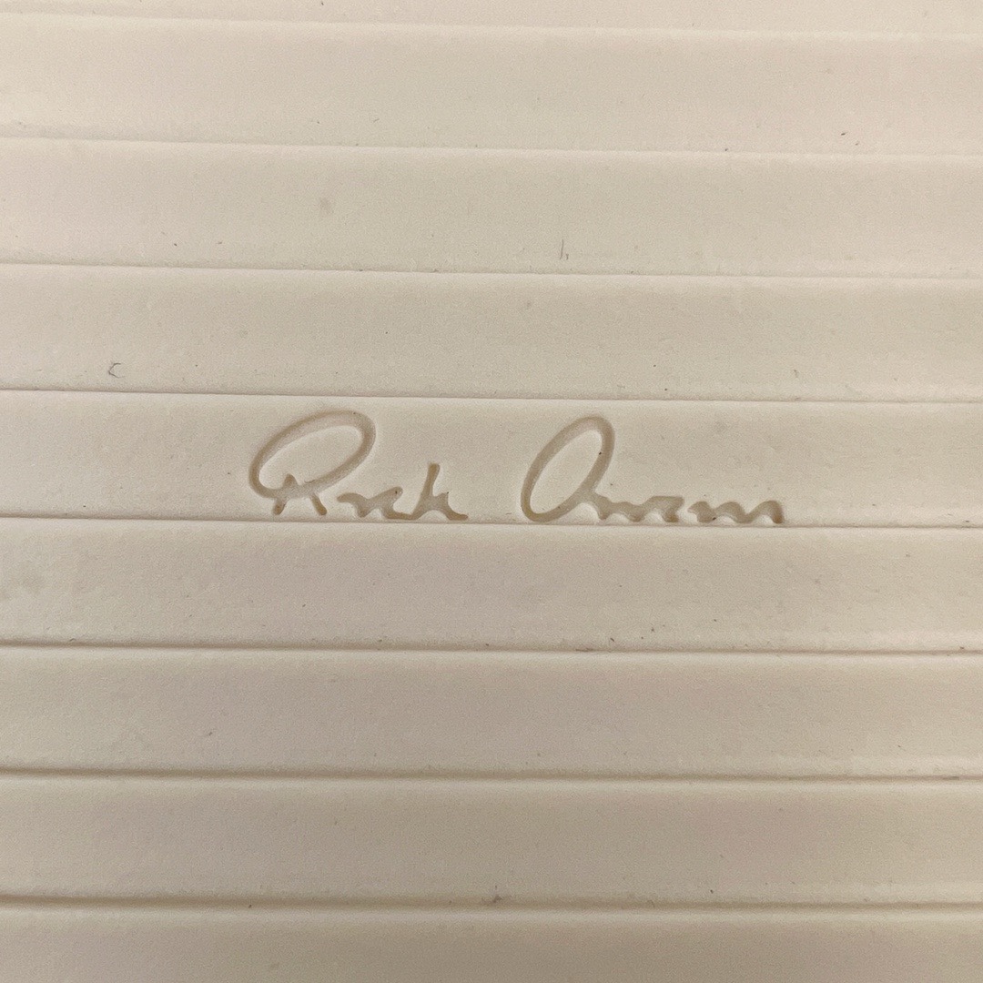 图片[15]-＃DG纯原 Rick Owens Edfu 瑞克·欧文斯低帮皮面时尚运动板鞋 黑白 二级市场已经7K以上 平台客户随意卖四位数 RO广东原厂出品 纯原天花板 原版一比一复刻 冲正绝不翻车 还原度达到百分之98以上 原楦开发纸版版型 ZP拆解原版1：1复模裁片纸版 力求做到0错位 这样才能达到和zp一致的鞋型味道 采用进口cnc数控机床开发对版独家tpu奶香大底 区别于市场所有版本 zp同源全头层粒面小牛皮 达到和zp一致手感 原厂进口细纹布 万邦订购原厂高弹粉红色海绵 内里搭配软质细腻羊皮 TPU高密度大底 软硬度透光度高已经测试和原版一致 尺码：36 37 38 39 40 41 42 43 44 45 46-选品中心