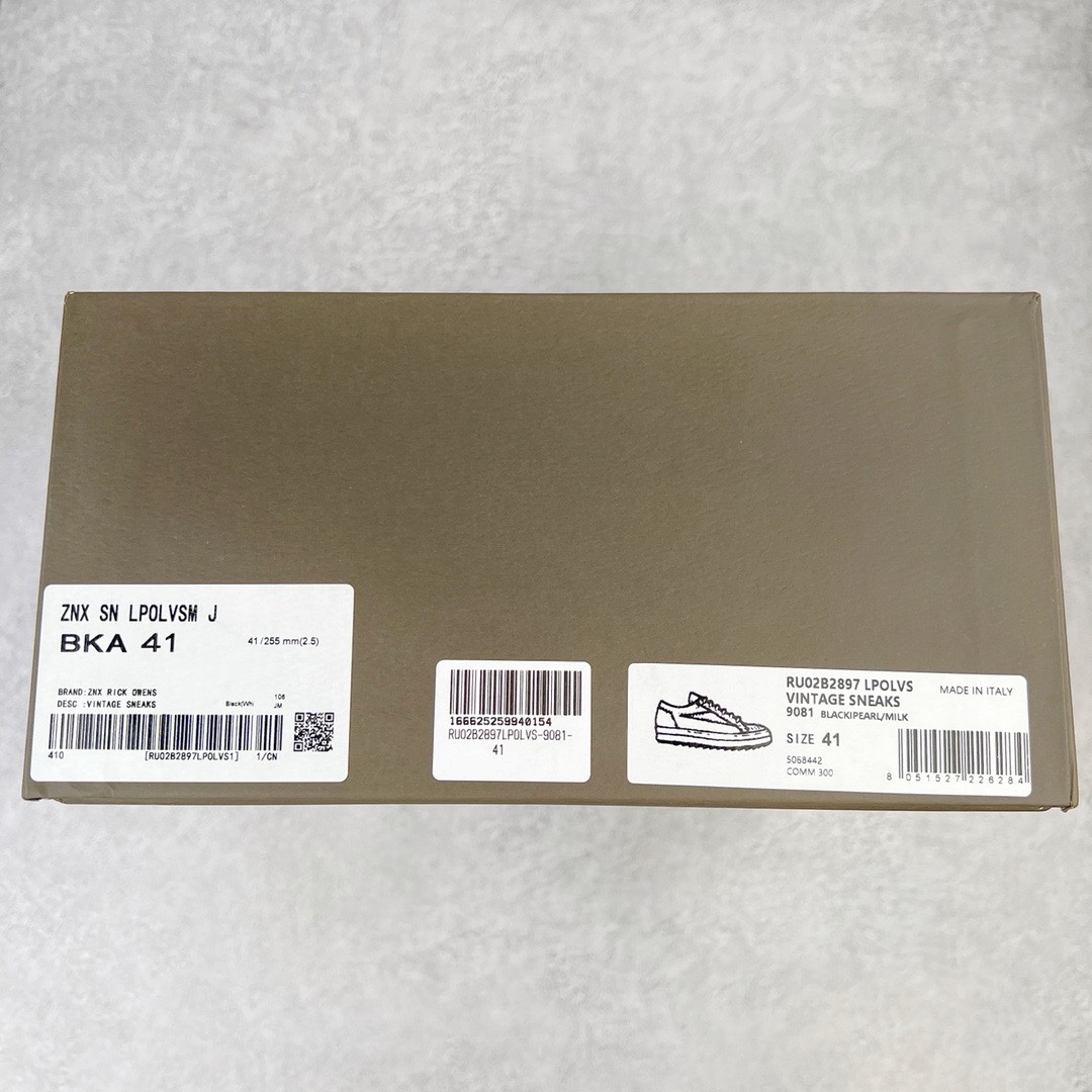 图片[18]-＃DG纯原 Rick Owens Edfu 瑞克·欧文斯低帮皮面时尚运动板鞋 黑白 二级市场已经7K以上 平台客户随意卖四位数 RO广东原厂出品 纯原天花板 原版一比一复刻 冲正绝不翻车 还原度达到百分之98以上 原楦开发纸版版型 ZP拆解原版1：1复模裁片纸版 力求做到0错位 这样才能达到和zp一致的鞋型味道 采用进口cnc数控机床开发对版独家tpu奶香大底 区别于市场所有版本 zp同源全头层粒面小牛皮 达到和zp一致手感 原厂进口细纹布 万邦订购原厂高弹粉红色海绵 内里搭配软质细腻羊皮 TPU高密度大底 软硬度透光度高已经测试和原版一致 尺码：36 37 38 39 40 41 42 43 44 45 46-选品中心