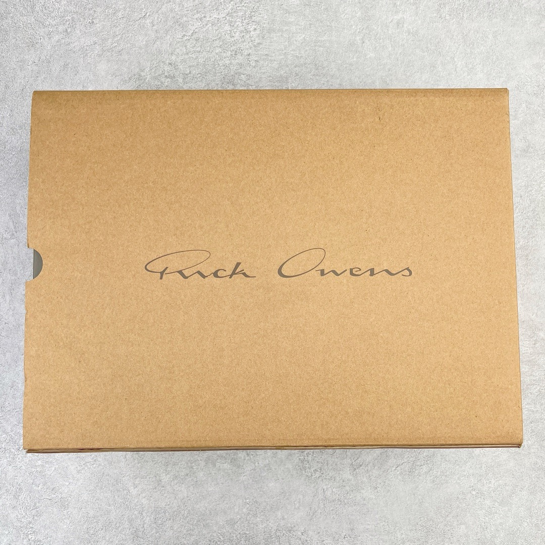 图片[10]-＃DG纯原 Rick Owens Drkshdw 瑞克·欧文斯低帮皮面时尚运动板鞋 黑白 二级市场已经7K以上 平台客户随意卖四位数 RO广东原厂出品 纯原天花板 原版一比一复刻 冲正绝不翻车 还原度达到百分之98以上 原楦开发纸版版型 ZP拆解原版1：1复模裁片纸版 力求做到0错位 这样才能达到和zp一致的鞋型味道 采用进口cnc数控机床开发对版独家tpu奶香大底 区别于市场所有版本 zp同源全头层粒面小牛皮 达到和zp一致手感 原厂进口细纹布 万邦订购原厂高弹粉红色海绵 内里搭配软质细腻羊皮 TPU高密度大底 软硬度透光度高已经测试和原版一致 尺码：36 37 38 39 40 41 42 43 44 45 46-选品中心