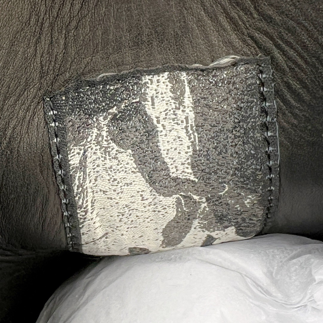 图片[18]-＃DG纯原 Rick Owens Drkshdw 瑞克·欧文斯低帮皮面时尚运动板鞋 黑白 二级市场已经7K以上 平台客户随意卖四位数 RO广东原厂出品 纯原天花板 原版一比一复刻 冲正绝不翻车 还原度达到百分之98以上 原楦开发纸版版型 ZP拆解原版1：1复模裁片纸版 力求做到0错位 这样才能达到和zp一致的鞋型味道 采用进口cnc数控机床开发对版独家tpu奶香大底 区别于市场所有版本 zp同源全头层粒面小牛皮 达到和zp一致手感 原厂进口细纹布 万邦订购原厂高弹粉红色海绵 内里搭配软质细腻羊皮 TPU高密度大底 软硬度透光度高已经测试和原版一致 尺码：36 37 38 39 40 41 42 43 44 45 46-选品中心