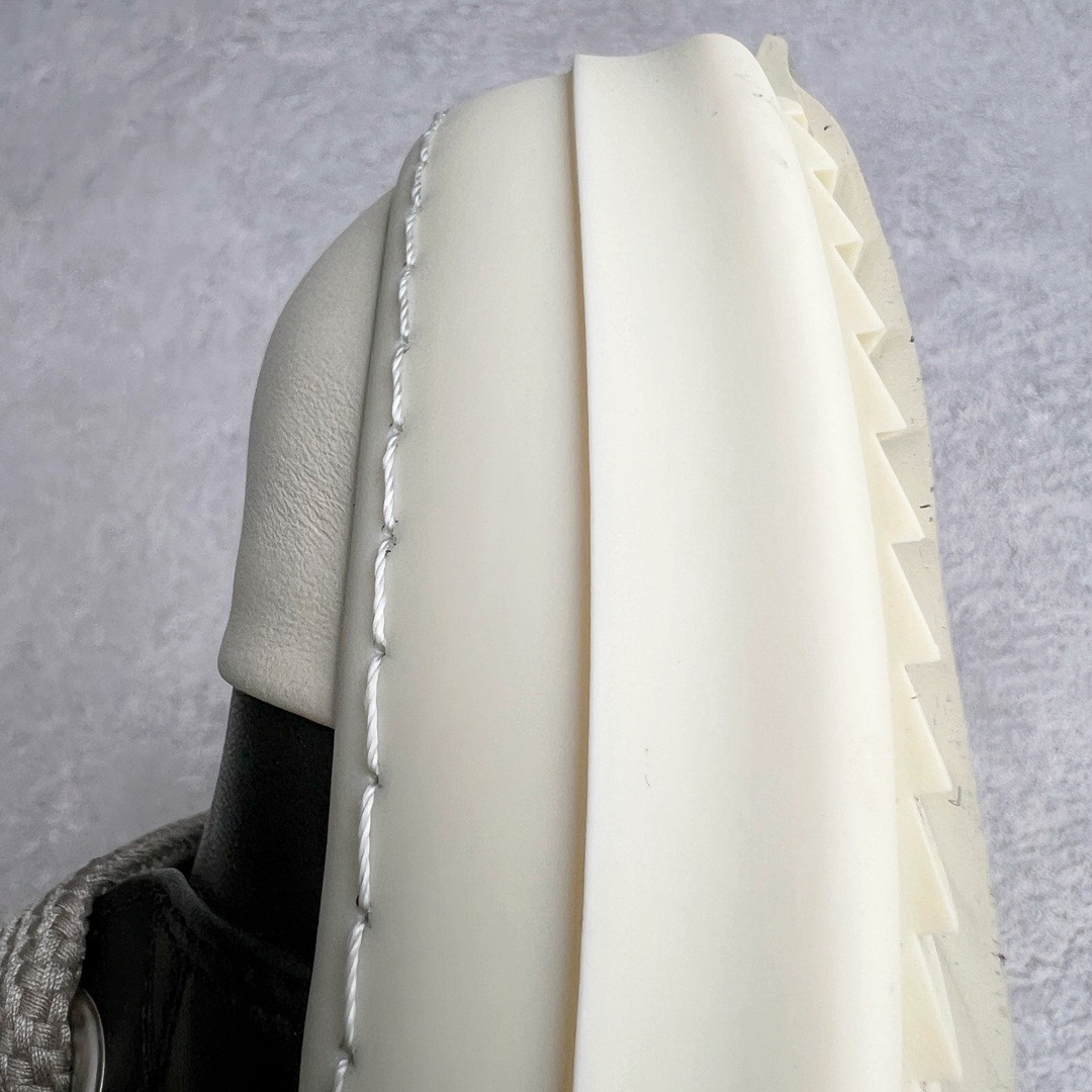 图片[17]-＃DG纯原 Rick Owens Drkshdw 瑞克·欧文斯低帮皮面时尚运动板鞋 黑白 二级市场已经7K以上 平台客户随意卖四位数 RO广东原厂出品 纯原天花板 原版一比一复刻 冲正绝不翻车 还原度达到百分之98以上 原楦开发纸版版型 ZP拆解原版1：1复模裁片纸版 力求做到0错位 这样才能达到和zp一致的鞋型味道 采用进口cnc数控机床开发对版独家tpu奶香大底 区别于市场所有版本 zp同源全头层粒面小牛皮 达到和zp一致手感 原厂进口细纹布 万邦订购原厂高弹粉红色海绵 内里搭配软质细腻羊皮 TPU高密度大底 软硬度透光度高已经测试和原版一致 尺码：36 37 38 39 40 41 42 43 44 45 46-选品中心