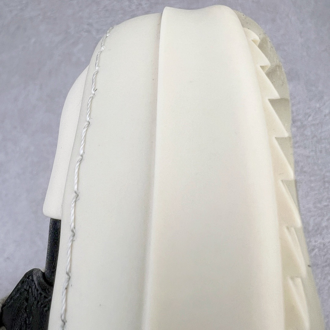 图片[13]-＃DG纯原 Rick Owens Drkshdw 瑞克·欧文斯低帮皮面时尚运动板鞋 黑白 二级市场已经7K以上 平台客户随意卖四位数 RO广东原厂出品 纯原天花板 原版一比一复刻 冲正绝不翻车 还原度达到百分之98以上 原楦开发纸版版型 ZP拆解原版1：1复模裁片纸版 力求做到0错位 这样才能达到和zp一致的鞋型味道 采用进口cnc数控机床开发对版独家tpu奶香大底 区别于市场所有版本 zp同源全头层粒面小牛皮 达到和zp一致手感 原厂进口细纹布 万邦订购原厂高弹粉红色海绵 内里搭配软质细腻羊皮 TPU高密度大底 软硬度透光度高已经测试和原版一致 尺码：36 37 38 39 40 41 42 43 44 45 46-选品中心