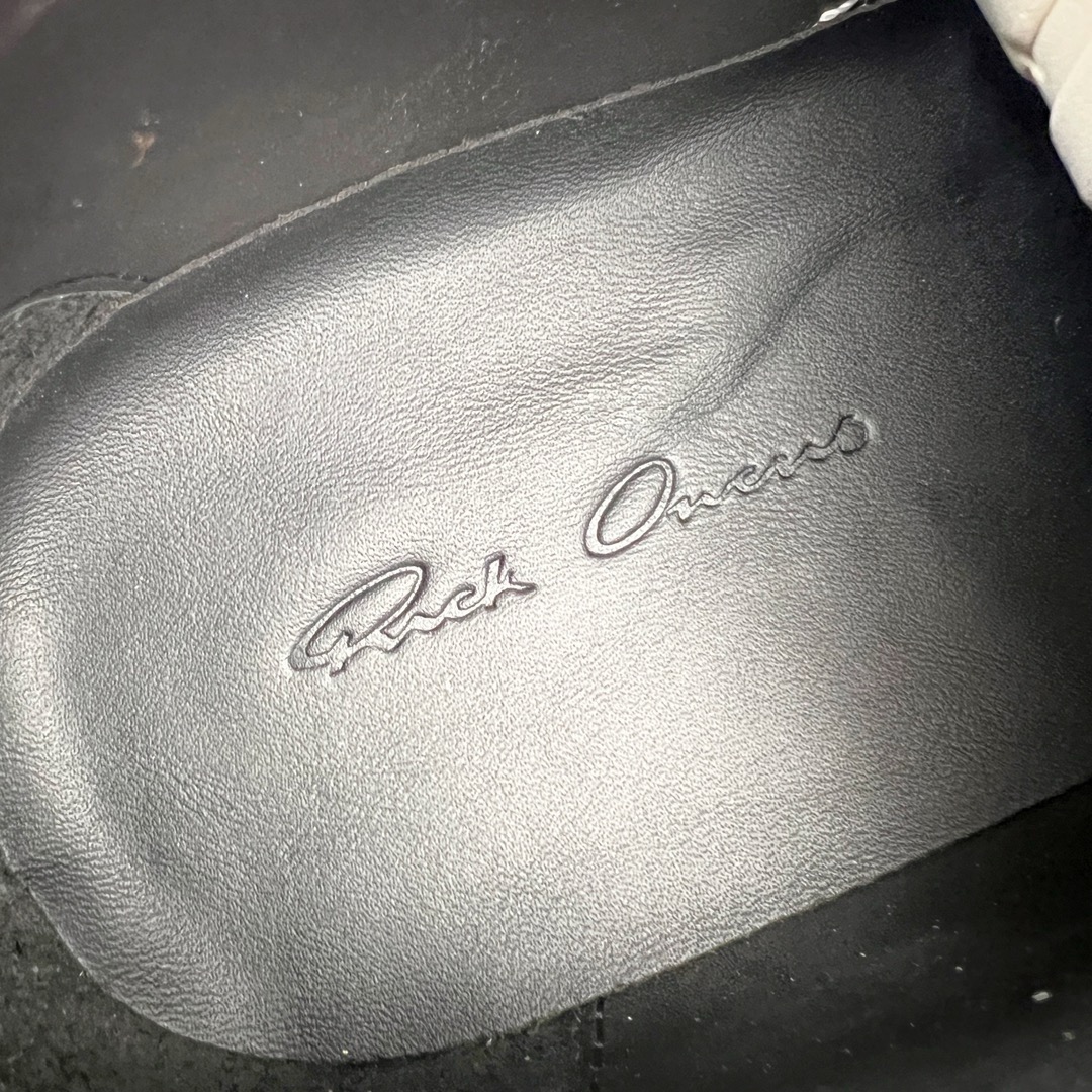 图片[19]-＃DG纯原 Rick Owens Drkshdw 瑞克·欧文斯低帮皮面时尚运动板鞋 黑白 二级市场已经7K以上 平台客户随意卖四位数 RO广东原厂出品 纯原天花板 原版一比一复刻 冲正绝不翻车 还原度达到百分之98以上 原楦开发纸版版型 ZP拆解原版1：1复模裁片纸版 力求做到0错位 这样才能达到和zp一致的鞋型味道 采用进口cnc数控机床开发对版独家tpu奶香大底 区别于市场所有版本 zp同源全头层粒面小牛皮 达到和zp一致手感 原厂进口细纹布 万邦订购原厂高弹粉红色海绵 内里搭配软质细腻羊皮 TPU高密度大底 软硬度透光度高已经测试和原版一致 尺码：36 37 38 39 40 41 42 43 44 45 46-选品中心