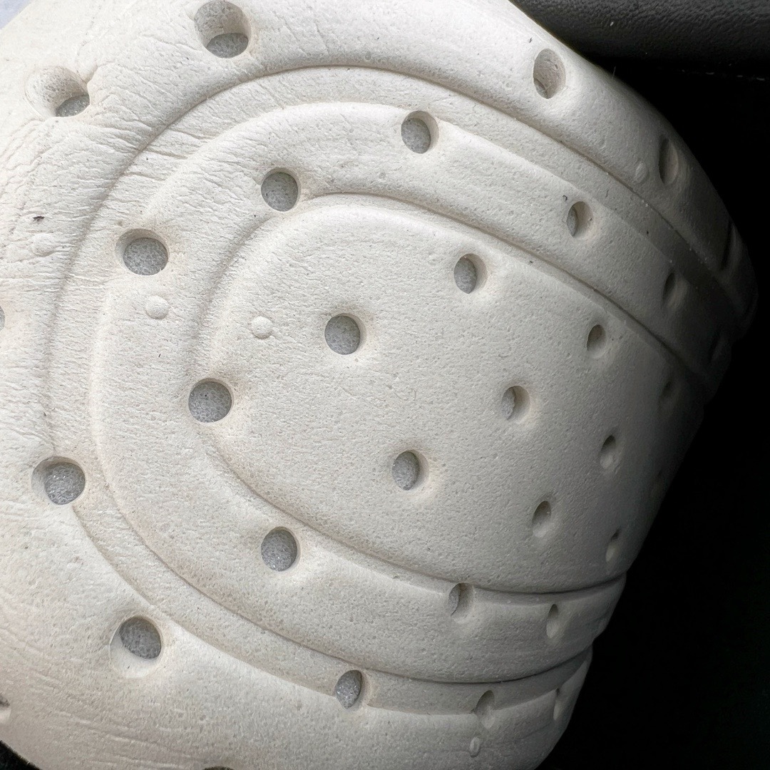 图片[16]-＃DG纯原 Rick Owens Edfu 瑞克·欧文斯低帮皮面时尚运动板鞋 黑白 二级市场已经7K以上 平台客户随意卖四位数 RO广东原厂出品 纯原天花板 原版一比一复刻 冲正绝不翻车 还原度达到百分之98以上 原楦开发纸版版型 ZP拆解原版1：1复模裁片纸版 力求做到0错位 这样才能达到和zp一致的鞋型味道 采用进口cnc数控机床开发对版独家tpu奶香大底 区别于市场所有版本 zp同源全头层粒面小牛皮 达到和zp一致手感 原厂进口细纹布 万邦订购原厂高弹粉红色海绵 内里搭配软质细腻羊皮 TPU高密度大底 软硬度透光度高已经测试和原版一致 尺码：36 37 38 39 40 41 42 43 44 45 46-选品中心