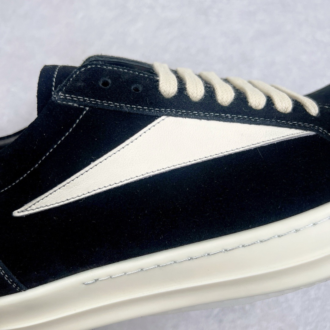 图片[10]-＃DG纯原 Rick Owens Edfu 瑞克·欧文斯低帮皮面时尚运动板鞋 黑白 二级市场已经7K以上 平台客户随意卖四位数 RO广东原厂出品 纯原天花板 原版一比一复刻 冲正绝不翻车 还原度达到百分之98以上 原楦开发纸版版型 ZP拆解原版1：1复模裁片纸版 力求做到0错位 这样才能达到和zp一致的鞋型味道 采用进口cnc数控机床开发对版独家tpu奶香大底 区别于市场所有版本 zp同源全头层粒面小牛皮 达到和zp一致手感 原厂进口细纹布 万邦订购原厂高弹粉红色海绵 内里搭配软质细腻羊皮 TPU高密度大底 软硬度透光度高已经测试和原版一致 尺码：36 37 38 39 40 41 42 43 44 45 46-选品中心