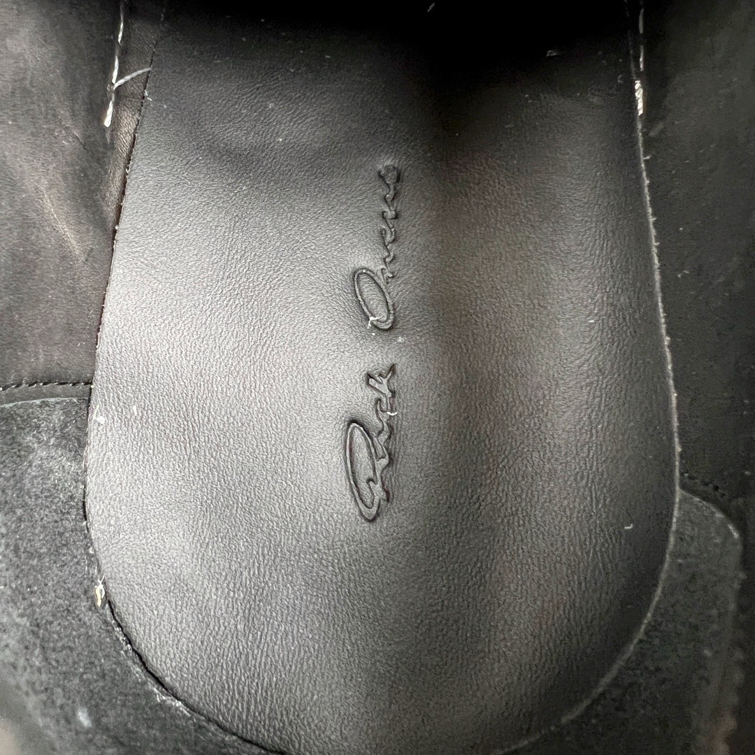 图片[17]-＃DG纯原 Rick Owens Edfu 瑞克·欧文斯低帮皮面时尚运动板鞋 黑白 二级市场已经7K以上 平台客户随意卖四位数 RO广东原厂出品 纯原天花板 原版一比一复刻 冲正绝不翻车 还原度达到百分之98以上 原楦开发纸版版型 ZP拆解原版1：1复模裁片纸版 力求做到0错位 这样才能达到和zp一致的鞋型味道 采用进口cnc数控机床开发对版独家tpu奶香大底 区别于市场所有版本 zp同源全头层粒面小牛皮 达到和zp一致手感 原厂进口细纹布 万邦订购原厂高弹粉红色海绵 内里搭配软质细腻羊皮 TPU高密度大底 软硬度透光度高已经测试和原版一致 尺码：36 37 38 39 40 41 42 43 44 45 46-选品中心