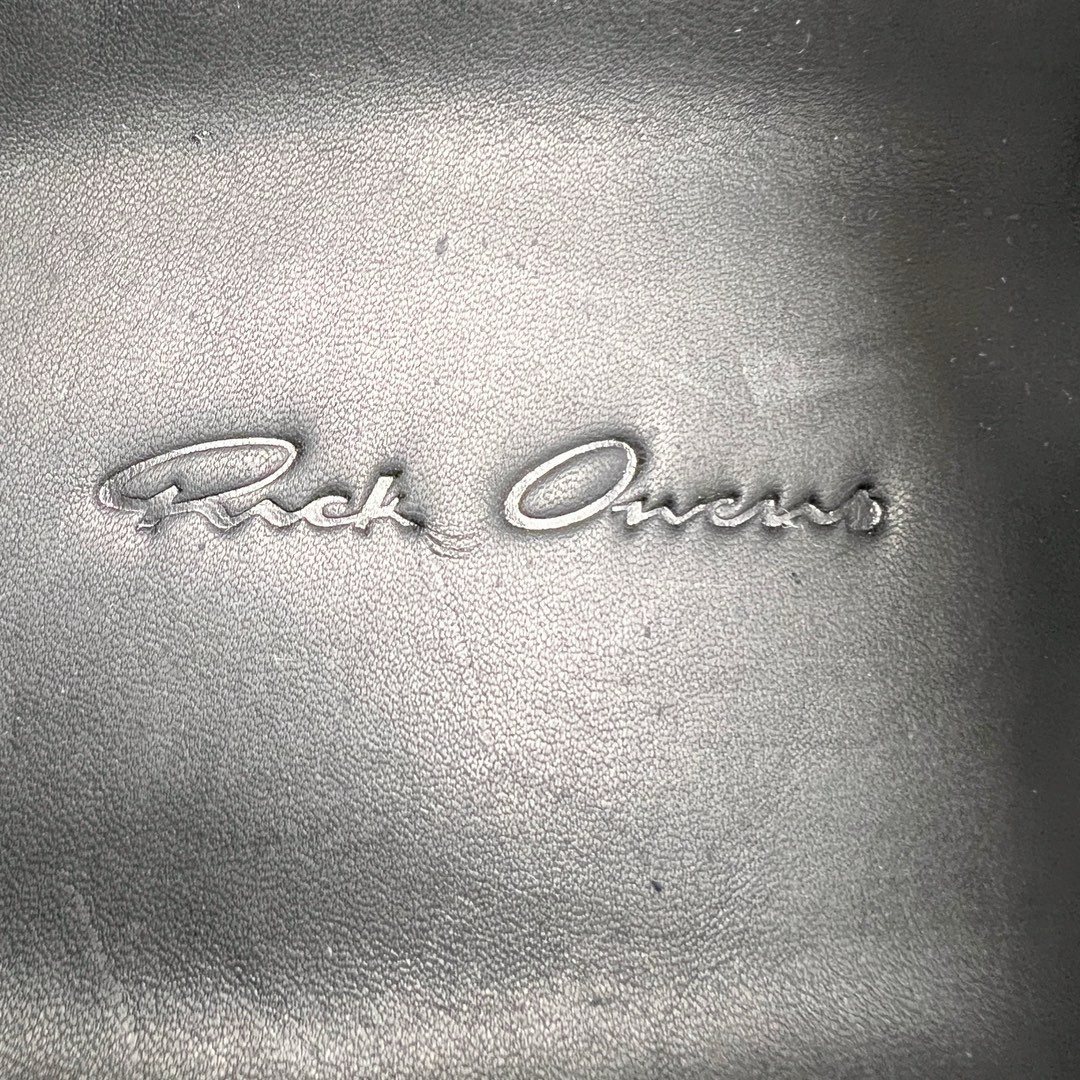 图片[18]-＃DG纯原 Rick Owens Edfu 瑞克·欧文斯低帮皮面时尚运动板鞋 黑白 二级市场已经7K以上 平台客户随意卖四位数 RO广东原厂出品 纯原天花板 原版一比一复刻 冲正绝不翻车 还原度达到百分之98以上 原楦开发纸版版型 ZP拆解原版1：1复模裁片纸版 力求做到0错位 这样才能达到和zp一致的鞋型味道 采用进口cnc数控机床开发对版独家tpu奶香大底 区别于市场所有版本 zp同源全头层粒面小牛皮 达到和zp一致手感 原厂进口细纹布 万邦订购原厂高弹粉红色海绵 内里搭配软质细腻羊皮 TPU高密度大底 软硬度透光度高已经测试和原版一致 尺码：36 37 38 39 40 41 42 43 44 45 46-选品中心