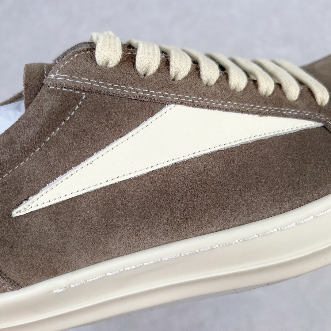 图片[10]-＃DG纯原 Rick Owens Edfu 瑞克·欧文斯低帮皮面时尚运动板鞋 摩卡 二级市场已经7K以上 平台客户随意卖四位数 RO广东原厂出品 纯原天花板 原版一比一复刻 冲正绝不翻车 还原度达到百分之98以上 原楦开发纸版版型 ZP拆解原版1：1复模裁片纸版 力求做到0错位 这样才能达到和zp一致的鞋型味道 采用进口cnc数控机床开发对版独家tpu奶香大底 区别于市场所有版本 zp同源全头层粒面小牛皮 达到和zp一致手感 原厂进口细纹布 万邦订购原厂高弹粉红色海绵 内里搭配软质细腻羊皮 TPU高密度大底 软硬度透光度高已经测试和原版一致 尺码：36 37 38 39 40 41 42 43 44 45 46-选品中心