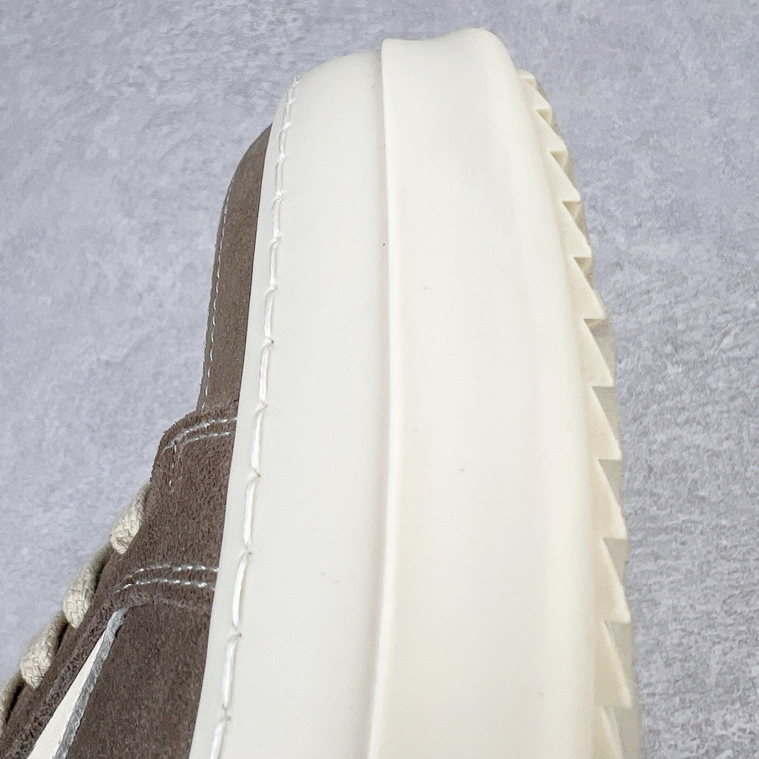 图片[15]-＃DG纯原 Rick Owens Edfu 瑞克·欧文斯低帮皮面时尚运动板鞋 摩卡 二级市场已经7K以上 平台客户随意卖四位数 RO广东原厂出品 纯原天花板 原版一比一复刻 冲正绝不翻车 还原度达到百分之98以上 原楦开发纸版版型 ZP拆解原版1：1复模裁片纸版 力求做到0错位 这样才能达到和zp一致的鞋型味道 采用进口cnc数控机床开发对版独家tpu奶香大底 区别于市场所有版本 zp同源全头层粒面小牛皮 达到和zp一致手感 原厂进口细纹布 万邦订购原厂高弹粉红色海绵 内里搭配软质细腻羊皮 TPU高密度大底 软硬度透光度高已经测试和原版一致 尺码：36 37 38 39 40 41 42 43 44 45 46-选品中心