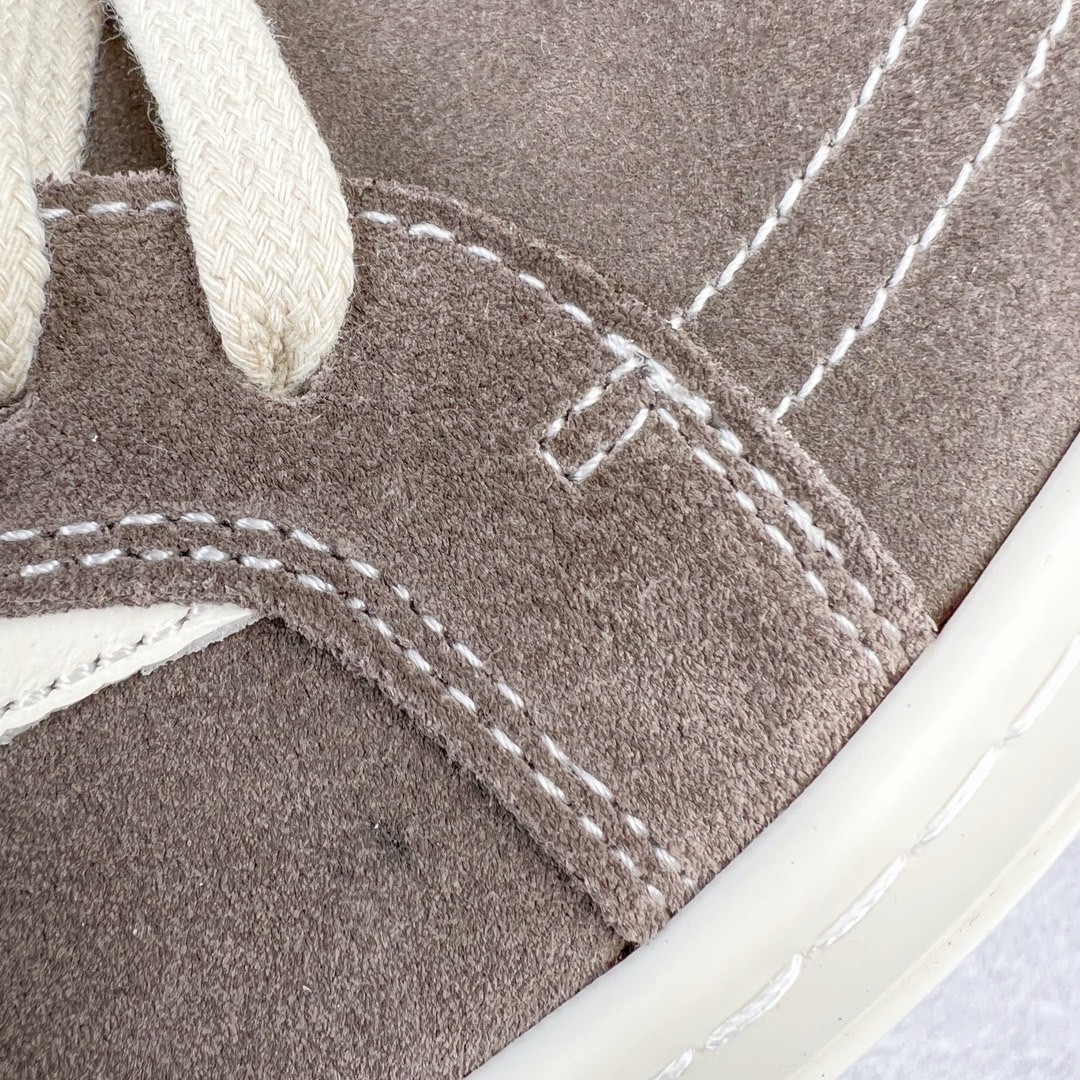 图片[14]-＃DG纯原 Rick Owens Edfu 瑞克·欧文斯低帮皮面时尚运动板鞋 摩卡 二级市场已经7K以上 平台客户随意卖四位数 RO广东原厂出品 纯原天花板 原版一比一复刻 冲正绝不翻车 还原度达到百分之98以上 原楦开发纸版版型 ZP拆解原版1：1复模裁片纸版 力求做到0错位 这样才能达到和zp一致的鞋型味道 采用进口cnc数控机床开发对版独家tpu奶香大底 区别于市场所有版本 zp同源全头层粒面小牛皮 达到和zp一致手感 原厂进口细纹布 万邦订购原厂高弹粉红色海绵 内里搭配软质细腻羊皮 TPU高密度大底 软硬度透光度高已经测试和原版一致 尺码：36 37 38 39 40 41 42 43 44 45 46-选品中心