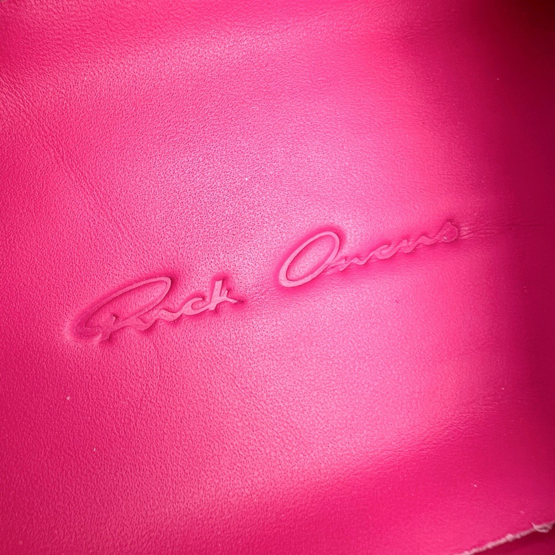 图片[11]-＃DG纯原 Rick Owens Edfu 瑞克·欧文斯低帮皮面时尚运动板鞋 玫红 二级市场已经7K以上 平台客户随意卖四位数 RO广东原厂出品 纯原天花板 原版一比一复刻 冲正绝不翻车 还原度达到百分之98以上 原楦开发纸版版型 ZP拆解原版1：1复模裁片纸版 力求做到0错位 这样才能达到和zp一致的鞋型味道 采用进口cnc数控机床开发对版独家tpu奶香大底 区别于市场所有版本 zp同源全头层粒面小牛皮 达到和zp一致手感 原厂进口细纹布 万邦订购原厂高弹粉红色海绵 内里搭配软质细腻羊皮 TPU高密度大底 软硬度透光度高已经测试和原版一致 尺码：36 37 38 39 40 41 42 43 44 45 46-选品中心