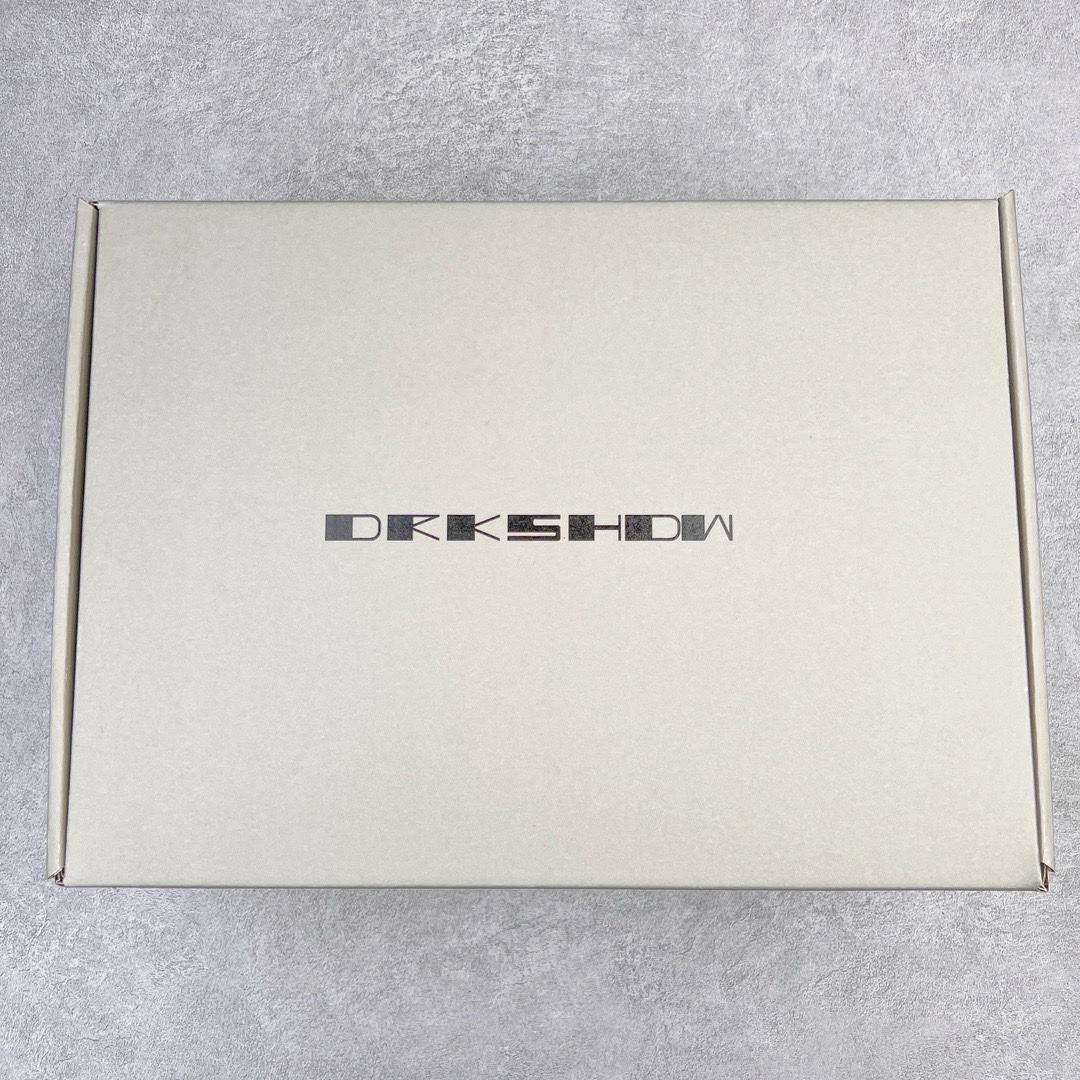 图片[18]-＃DG纯原 Rick Owens Drkshdw 瑞克·欧文斯低帮牛仔布时尚运动板鞋 粉色 二级市场已经7K以上 平台客户随意卖四位数 RO广东原厂出品 纯原天花板 原版一比一复刻 冲正绝不翻车 还原度达到百分之98以上 原楦开发纸版版型 ZP拆解原版1：1复模裁片纸版 力求做到0错位 这样才能达到和zp一致的鞋型味道 采用进口cnc数控机床开发对版独家tpu奶香大底 区别于市场所有版本 zp同源定制尼龙布 达到和zp一致手感 原厂进口细纹布 万邦订购原厂高弹粉红色海绵 内里搭配软质细腻羊皮 TPU高密度大底 软硬度透光度高已经测试和原版一致 尺码：36 37 38 39 40 41 42 43 44 45 46-选品中心