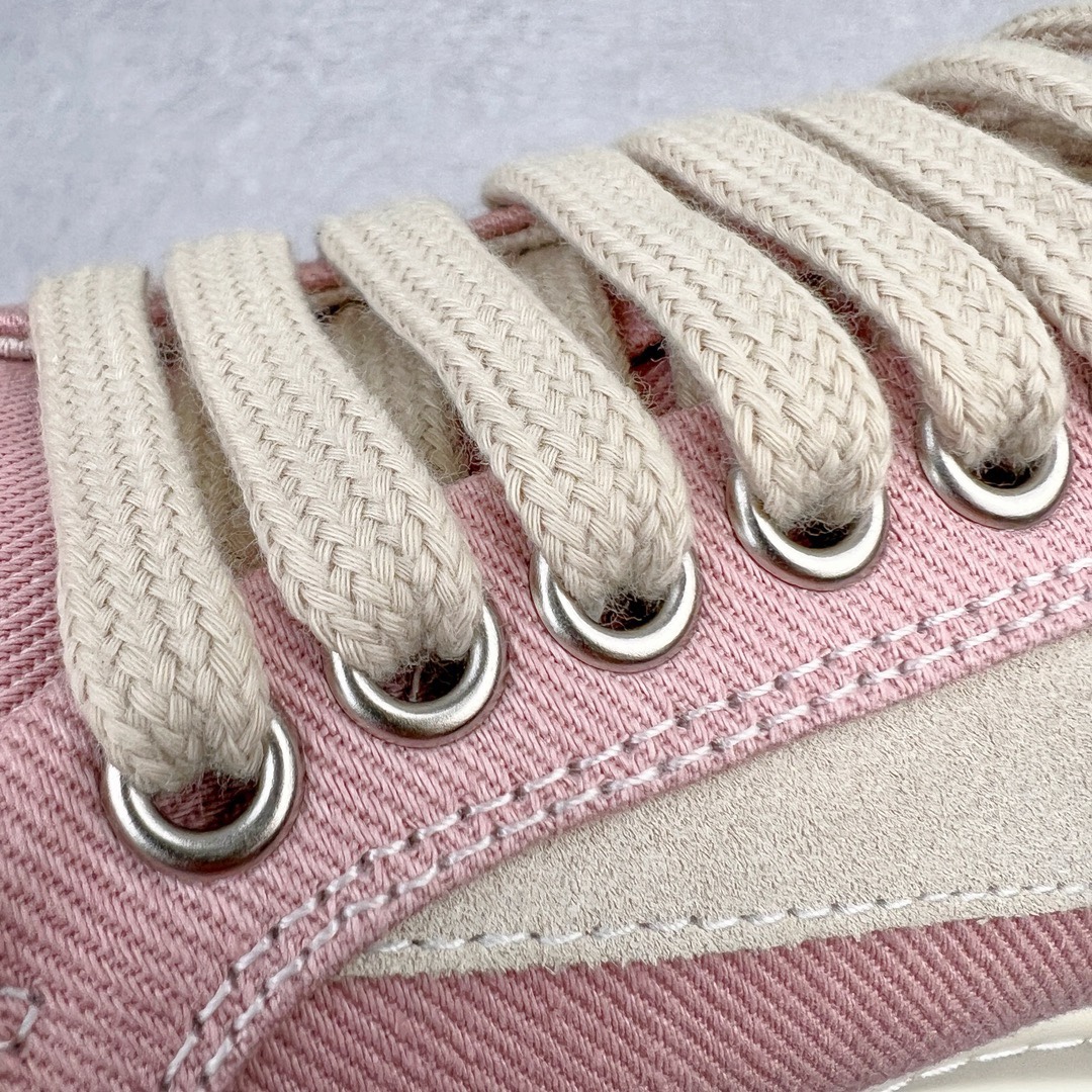 图片[14]-＃DG纯原 Rick Owens Drkshdw 瑞克·欧文斯低帮牛仔布时尚运动板鞋 粉色 二级市场已经7K以上 平台客户随意卖四位数 RO广东原厂出品 纯原天花板 原版一比一复刻 冲正绝不翻车 还原度达到百分之98以上 原楦开发纸版版型 ZP拆解原版1：1复模裁片纸版 力求做到0错位 这样才能达到和zp一致的鞋型味道 采用进口cnc数控机床开发对版独家tpu奶香大底 区别于市场所有版本 zp同源定制尼龙布 达到和zp一致手感 原厂进口细纹布 万邦订购原厂高弹粉红色海绵 内里搭配软质细腻羊皮 TPU高密度大底 软硬度透光度高已经测试和原版一致 尺码：36 37 38 39 40 41 42 43 44 45 46-选品中心