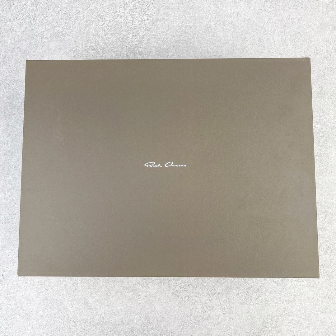 图片[18]-＃DG纯原 Rick Owens Drkshdw 瑞克·欧文斯低帮牛仔布时尚运动板鞋 黑白 二级市场已经7K以上 平台客户随意卖四位数 RO广东原厂出品 纯原天花板 原版一比一复刻 冲正绝不翻车 还原度达到百分之98以上 原楦开发纸版版型 ZP拆解原版1：1复模裁片纸版 力求做到0错位 这样才能达到和zp一致的鞋型味道 采用进口cnc数控机床开发对版独家tpu奶香大底 区别于市场所有版本 zp同源定制尼龙布 达到和zp一致手感 原厂进口细纹布 万邦订购原厂高弹粉红色海绵 内里搭配软质细腻羊皮 TPU高密度大底 软硬度透光度高已经测试和原版一致 尺码：36 37 38 39 40 41 42 43 44 45 46-选品中心