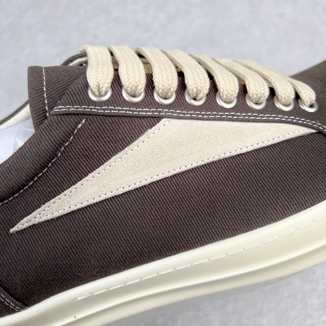 图片[12]-＃DG纯原 Rick Owens Drkshdw 瑞克·欧文斯低帮牛仔布时尚运动板鞋 黑白 二级市场已经7K以上 平台客户随意卖四位数 RO广东原厂出品 纯原天花板 原版一比一复刻 冲正绝不翻车 还原度达到百分之98以上 原楦开发纸版版型 ZP拆解原版1：1复模裁片纸版 力求做到0错位 这样才能达到和zp一致的鞋型味道 采用进口cnc数控机床开发对版独家tpu奶香大底 区别于市场所有版本 zp同源定制尼龙布 达到和zp一致手感 原厂进口细纹布 万邦订购原厂高弹粉红色海绵 内里搭配软质细腻羊皮 TPU高密度大底 软硬度透光度高已经测试和原版一致 尺码：36 37 38 39 40 41 42 43 44 45 46-选品中心