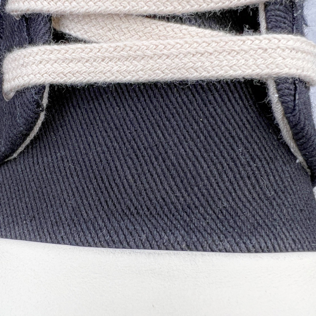 图片[11]-＃DG纯原 Rick Owens Drkshdw 瑞克·欧文斯低帮牛仔布时尚运动板鞋 黑白 二级市场已经7K以上 平台客户随意卖四位数 RO广东原厂出品 纯原天花板 原版一比一复刻 冲正绝不翻车 还原度达到百分之98以上 原楦开发纸版版型 ZP拆解原版1：1复模裁片纸版 力求做到0错位 这样才能达到和zp一致的鞋型味道 采用进口cnc数控机床开发对版独家tpu奶香大底 区别于市场所有版本 zp同源定制尼龙布 达到和zp一致手感 原厂进口细纹布 万邦订购原厂高弹粉红色海绵 内里搭配软质细腻羊皮 TPU高密度大底 软硬度透光度高已经测试和原版一致 尺码：36 37 38 39 40 41 42 43 44 45 46-选品中心