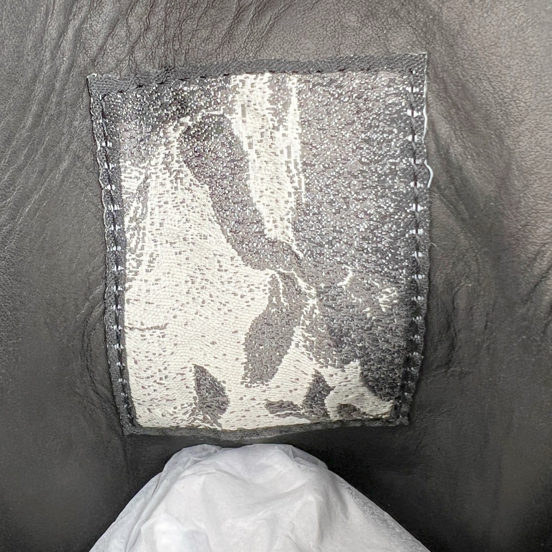 图片[16]-＃DG纯原 Rick Owens Edfu 瑞克·欧文斯高帮皮面时尚运动板鞋 黑白 二级市场已经7K以上 平台客户随意卖四位数 RO广东原厂出品 纯原天花板 原版一比一复刻 冲正绝不翻车 还原度达到百分之98以上 原楦开发纸版版型 ZP拆解原版1：1复模裁片纸版 力求做到0错位 这样才能达到和zp一致的鞋型味道 采用进口cnc数控机床开发对版独家tpu奶香大底 区别于市场所有版本 zp同源全头层粒面小牛皮 达到和zp一致手感 原厂进口细纹布 万邦订购原厂高弹粉红色海绵 内里搭配软质细腻羊皮 TPU高密度大底 软硬度透光度高已经测试和原版一致 尺码：36 37 38 39 40 41 42 43 44 45 46-选品中心