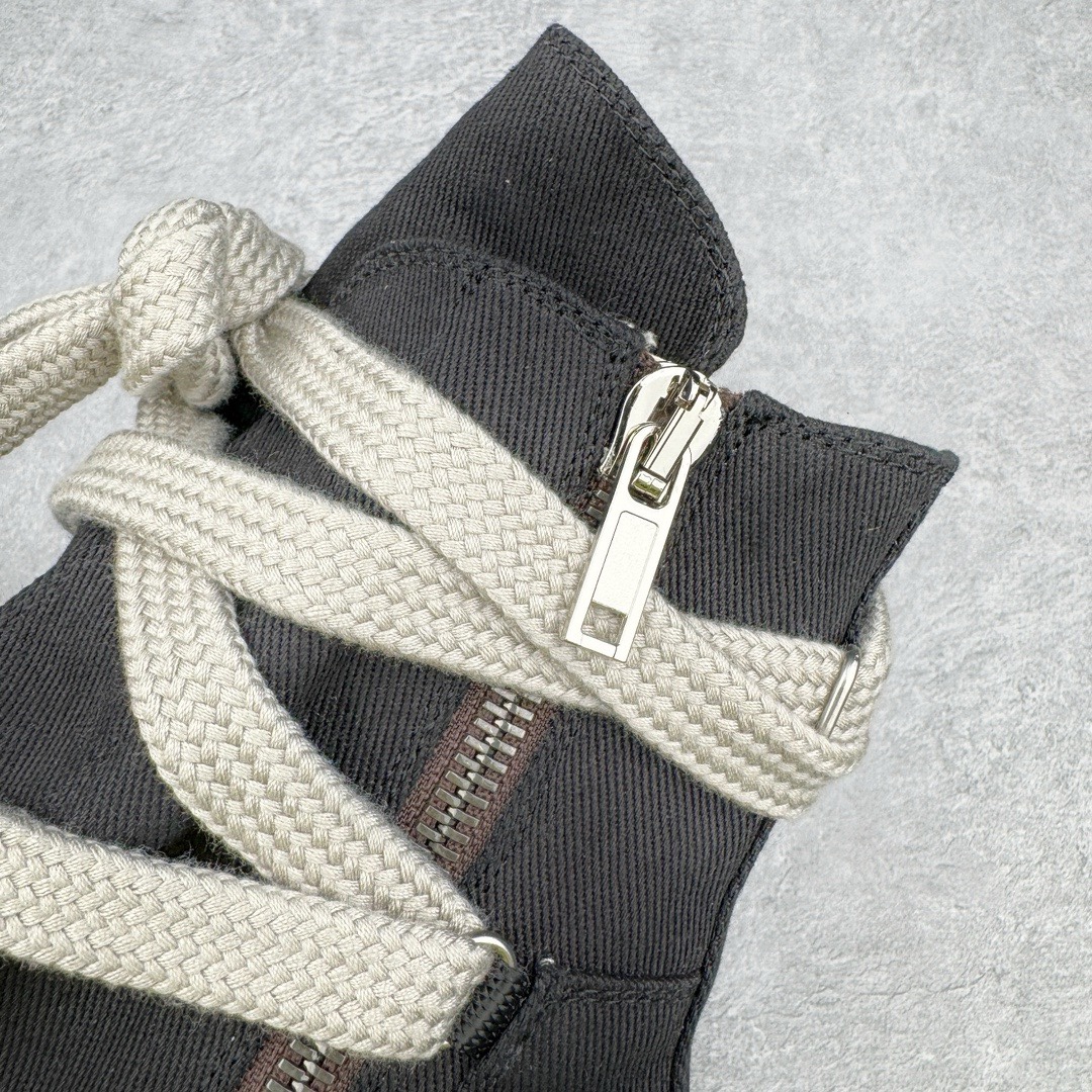 图片[13]-＃DG纯原 Rick Owens Drkshdw 瑞克·欧文斯尼龙罗缎高帮时尚运动板鞋 黑白 二级市场已经7K以上 平台客户随意卖四位数 RO广东原厂出品 纯原天花板 原版一比一复刻 冲正绝不翻车 还原度达到百分之98以上 原楦开发纸版版型 ZP拆解原版1：1复模裁片纸版 力求做到0错位 这样才能达到和zp一致的鞋型味道 采用进口cnc数控机床开发对版独家tpu奶香大底 区别于市场所有版本 zp同源全头层粒面小牛皮 达到和zp一致手感 原厂进口细纹布 万邦订购原厂高弹粉红色海绵 内里搭配软质细腻羊皮 TPU高密度大底 软硬度透光度高已经测试和原版一致 尺码：36 37 38 39 40 41 42 43 44 45 46-选品中心