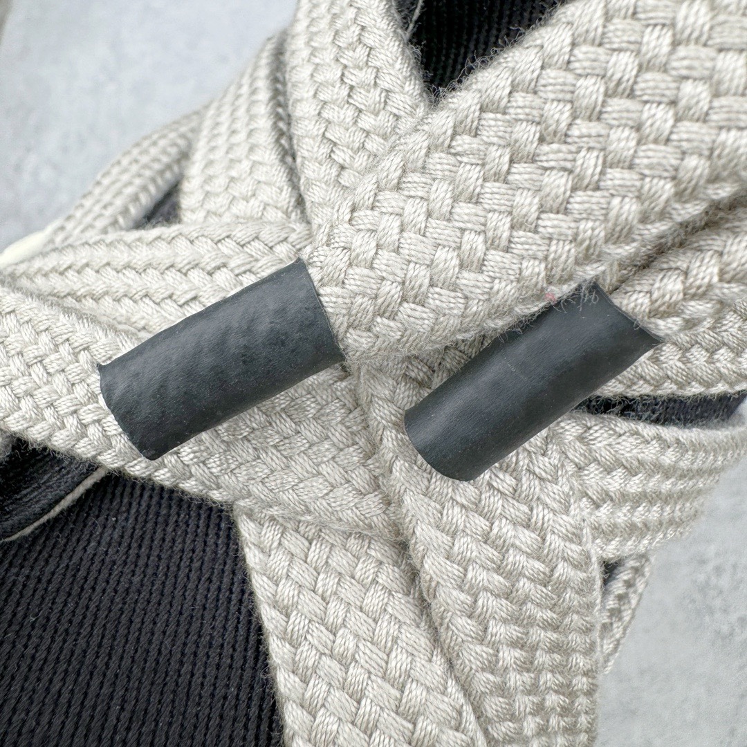 图片[18]-＃DG纯原 Rick Owens Drkshdw 瑞克·欧文斯尼龙罗缎高帮时尚运动板鞋 黑白 二级市场已经7K以上 平台客户随意卖四位数 RO广东原厂出品 纯原天花板 原版一比一复刻 冲正绝不翻车 还原度达到百分之98以上 原楦开发纸版版型 ZP拆解原版1：1复模裁片纸版 力求做到0错位 这样才能达到和zp一致的鞋型味道 采用进口cnc数控机床开发对版独家tpu奶香大底 区别于市场所有版本 zp同源全头层粒面小牛皮 达到和zp一致手感 原厂进口细纹布 万邦订购原厂高弹粉红色海绵 内里搭配软质细腻羊皮 TPU高密度大底 软硬度透光度高已经测试和原版一致 尺码：36 37 38 39 40 41 42 43 44 45 46-选品中心