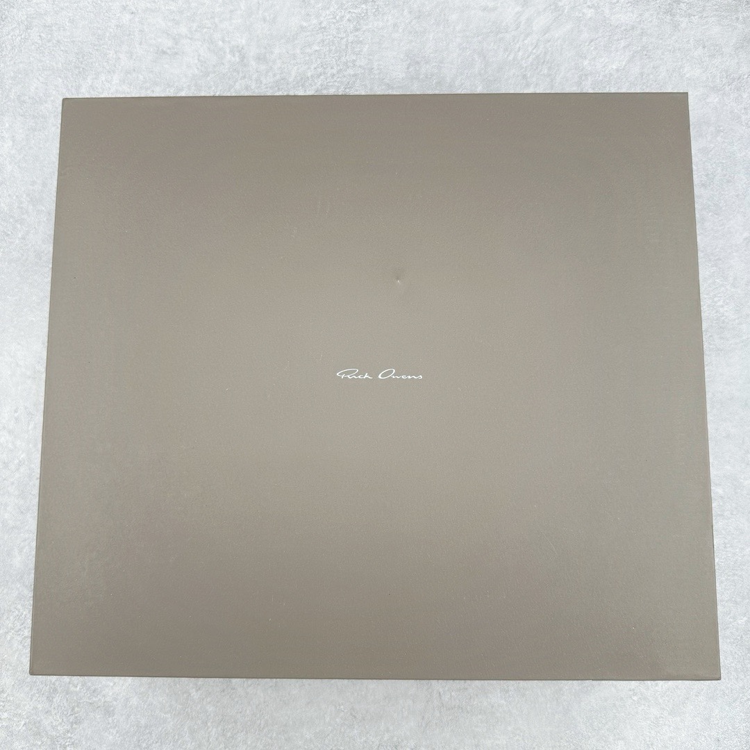 图片[18]-＃DG纯原 Rick Owens FogachineGeobasket 瑞克·欧文斯高帮皮面时尚运动板鞋 白黑 二级市场已经7K以上 平台客户随意卖四位数 RO广东原厂出品 纯原天花板 原版一比一复刻 冲正绝不翻车 还原度达到百分之98以上 原楦开发纸版版型 ZP拆解原版1：1复模裁片纸版 力求做到0错位 这样才能达到和zp一致的鞋型味道 采用进口cnc数控机床开发对版独家tpu奶香大底 区别于市场所有版本 zp同源全头层粒面小牛皮 达到和zp一致手感 原厂进口细纹布 万邦订购原厂高弹粉红色海绵 内里搭配软质细腻羊皮 TPU高密度大底 软硬度透光度高已经测试和原版一致 尺码：36 37 38 39 40 41 42 43 44 45 46-选品中心