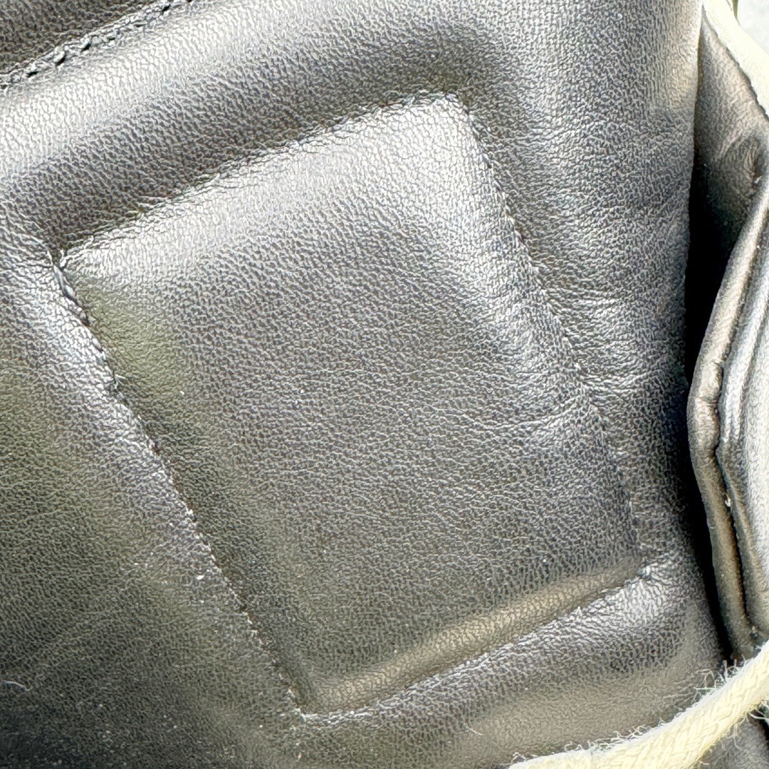 图片[12]-＃DG纯原 Rick Owens FogachineGeobasket 瑞克·欧文斯高帮皮面时尚运动板鞋 黑白 二级市场已经7K以上 平台客户随意卖四位数 RO广东原厂出品 纯原天花板 原版一比一复刻 冲正绝不翻车 还原度达到百分之98以上 原楦开发纸版版型 ZP拆解原版1：1复模裁片纸版 力求做到0错位 这样才能达到和zp一致的鞋型味道 采用进口cnc数控机床开发对版独家tpu奶香大底 区别于市场所有版本 zp同源全头层粒面小牛皮 达到和zp一致手感 原厂进口细纹布 万邦订购原厂高弹粉红色海绵 内里搭配软质细腻羊皮 TPU高密度大底 软硬度透光度高已经测试和原版一致 尺码：36 37 38 39 40 41 42 43 44 45 46-选品中心