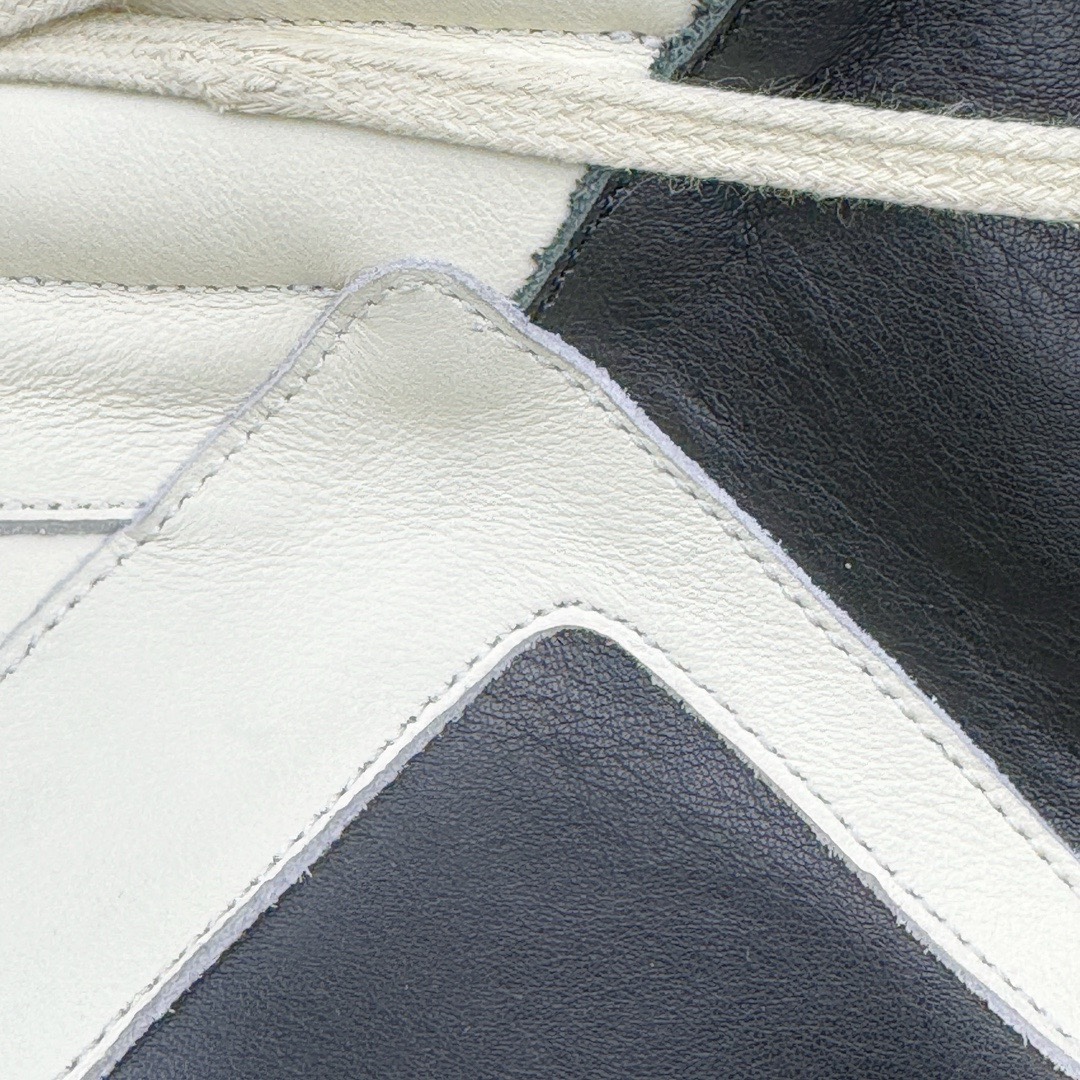 图片[13]-＃DG纯原 Rick Owens FogachineGeobasket 瑞克·欧文斯高帮皮面时尚运动板鞋 黑白 二级市场已经7K以上 平台客户随意卖四位数 RO广东原厂出品 纯原天花板 原版一比一复刻 冲正绝不翻车 还原度达到百分之98以上 原楦开发纸版版型 ZP拆解原版1：1复模裁片纸版 力求做到0错位 这样才能达到和zp一致的鞋型味道 采用进口cnc数控机床开发对版独家tpu奶香大底 区别于市场所有版本 zp同源全头层粒面小牛皮 达到和zp一致手感 原厂进口细纹布 万邦订购原厂高弹粉红色海绵 内里搭配软质细腻羊皮 TPU高密度大底 软硬度透光度高已经测试和原版一致 尺码：36 37 38 39 40 41 42 43 44 45 46-选品中心