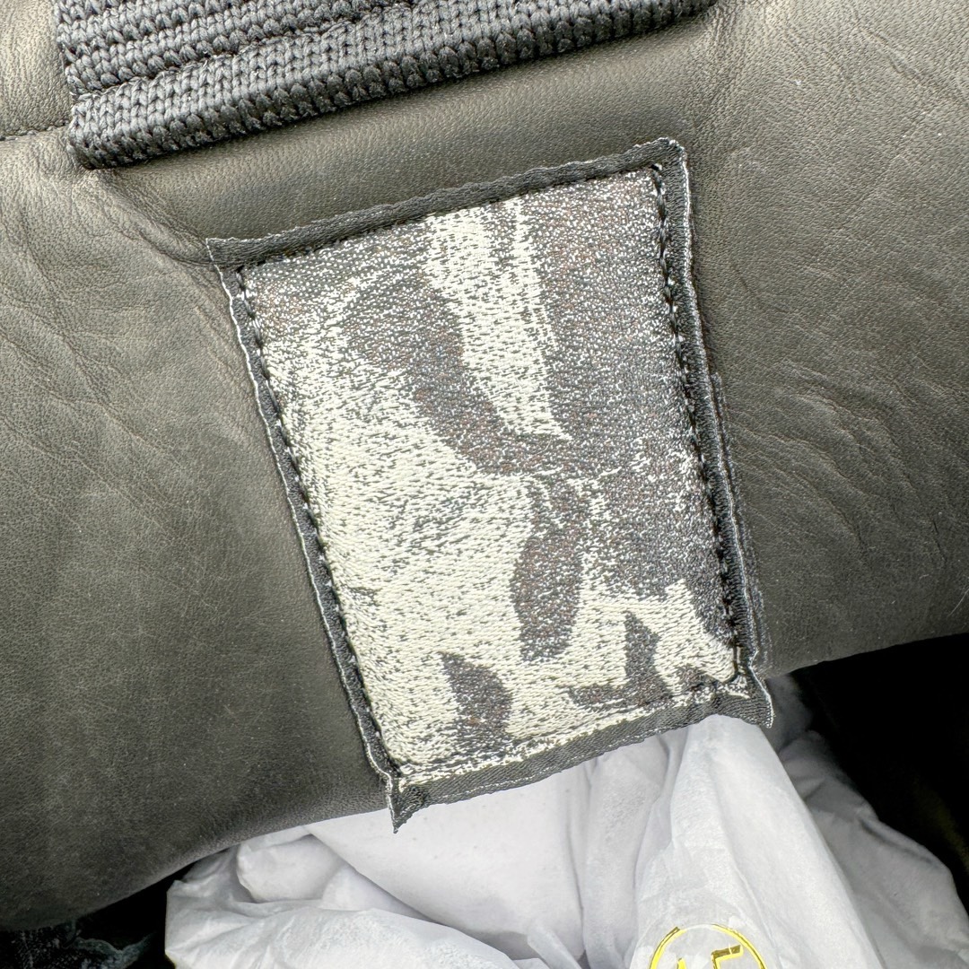 图片[18]-＃DG纯原 Rick Owens Edfu 瑞克·欧文斯高帮皮面时尚运动板鞋 黑白 二级市场已经7K以上 平台客户随意卖四位数 RO广东原厂出品 纯原天花板 原版一比一复刻 冲正绝不翻车 还原度达到百分之98以上 原楦开发纸版版型 ZP拆解原版1：1复模裁片纸版 力求做到0错位 这样才能达到和zp一致的鞋型味道 采用进口cnc数控机床开发对版独家tpu奶香大底 区别于市场所有版本 zp同源全头层粒面小牛皮 达到和zp一致手感 原厂进口细纹布 万邦订购原厂高弹粉红色海绵 内里搭配软质细腻羊皮 TPU高密度大底 软硬度透光度高已经测试和原版一致 尺码：36 37 38 39 40 41 42 43 44 45 46-选品中心