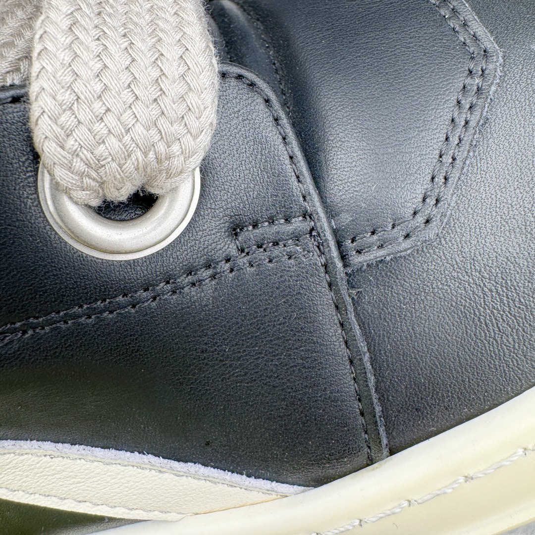 图片[12]-＃DG纯原 Rick Owens Edfu 瑞克·欧文斯高帮皮面时尚运动板鞋 黑白 二级市场已经7K以上 平台客户随意卖四位数 RO广东原厂出品 纯原天花板 原版一比一复刻 冲正绝不翻车 还原度达到百分之98以上 原楦开发纸版版型 ZP拆解原版1：1复模裁片纸版 力求做到0错位 这样才能达到和zp一致的鞋型味道 采用进口cnc数控机床开发对版独家tpu奶香大底 区别于市场所有版本 zp同源全头层粒面小牛皮 达到和zp一致手感 原厂进口细纹布 万邦订购原厂高弹粉红色海绵 内里搭配软质细腻羊皮 TPU高密度大底 软硬度透光度高已经测试和原版一致 尺码：36 37 38 39 40 41 42 43 44 45 46-选品中心