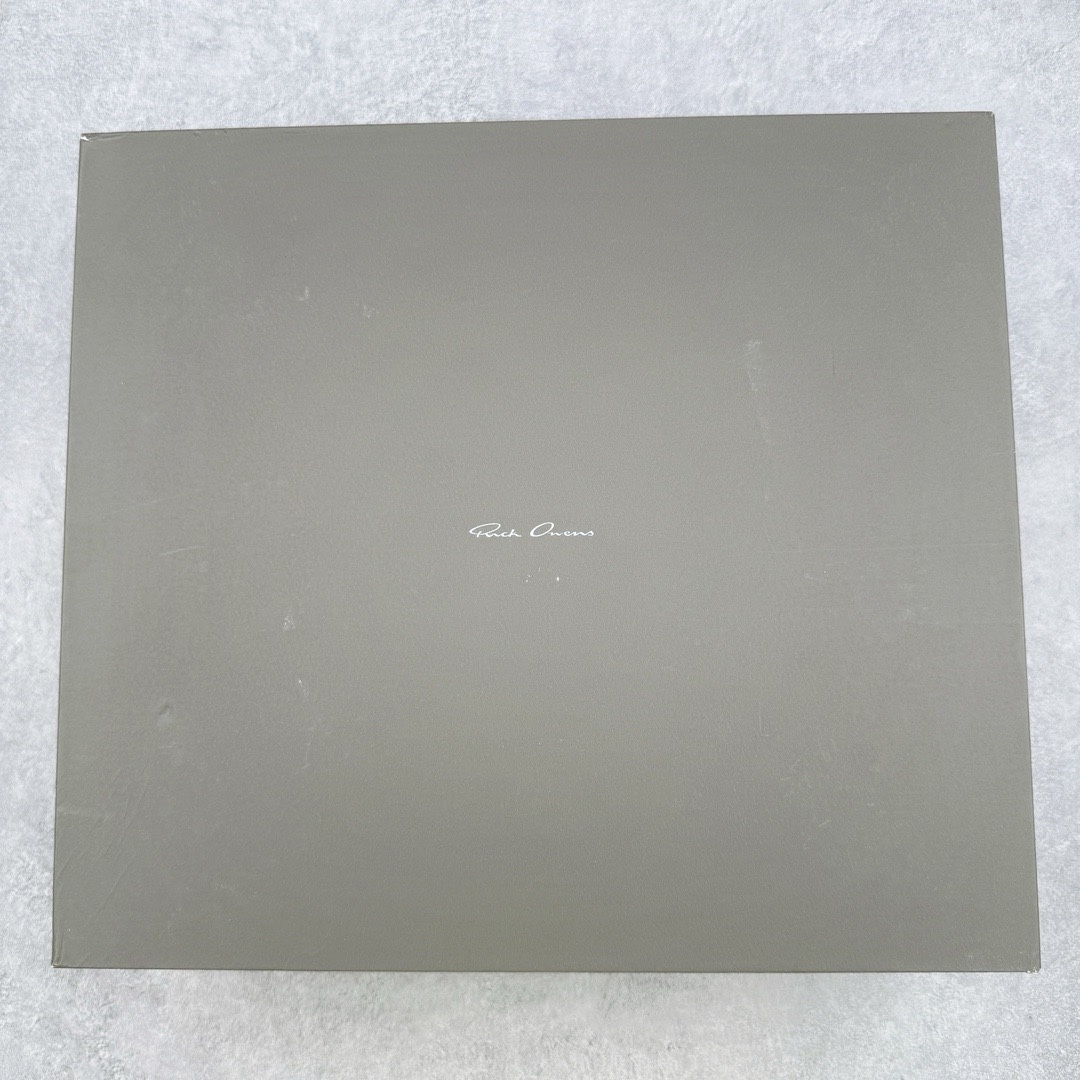 图片[19]-＃DG纯原 Rick Owens Edfu 瑞克·欧文斯高帮皮面时尚运动板鞋 黑白 二级市场已经7K以上 平台客户随意卖四位数 RO广东原厂出品 纯原天花板 原版一比一复刻 冲正绝不翻车 还原度达到百分之98以上 原楦开发纸版版型 ZP拆解原版1：1复模裁片纸版 力求做到0错位 这样才能达到和zp一致的鞋型味道 采用进口cnc数控机床开发对版独家tpu奶香大底 区别于市场所有版本 zp同源全头层粒面小牛皮 达到和zp一致手感 原厂进口细纹布 万邦订购原厂高弹粉红色海绵 内里搭配软质细腻羊皮 TPU高密度大底 软硬度透光度高已经测试和原版一致 尺码：36 37 38 39 40 41 42 43 44 45 46-选品中心