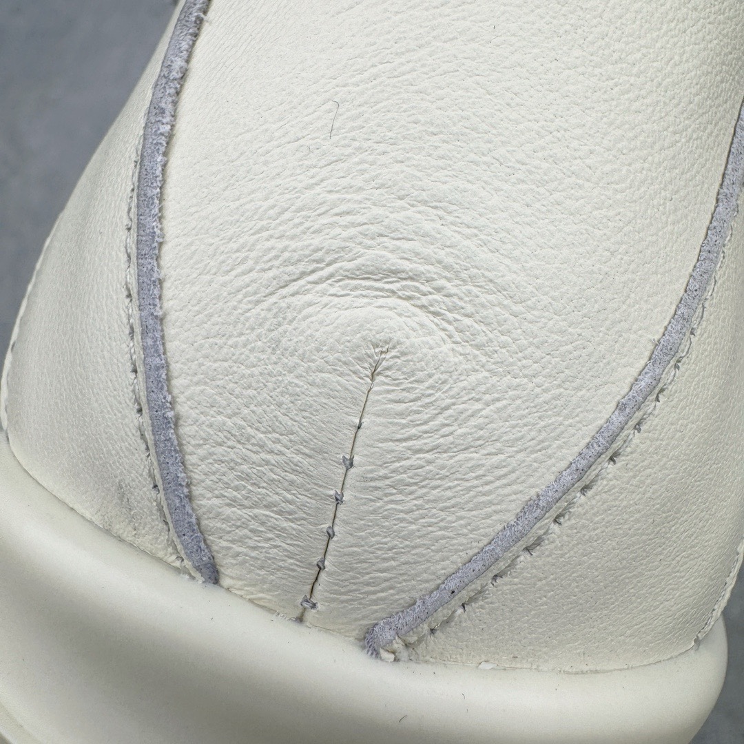 图片[10]-＃DG纯原 Rick Owens Edfu 瑞克·欧文斯高帮皮面时尚运动板鞋 黑白 二级市场已经7K以上 平台客户随意卖四位数 RO广东原厂出品 纯原天花板 原版一比一复刻 冲正绝不翻车 还原度达到百分之98以上 原楦开发纸版版型 ZP拆解原版1：1复模裁片纸版 力求做到0错位 这样才能达到和zp一致的鞋型味道 采用进口cnc数控机床开发对版独家tpu奶香大底 区别于市场所有版本 zp同源全头层粒面小牛皮 达到和zp一致手感 原厂进口细纹布 万邦订购原厂高弹粉红色海绵 内里搭配软质细腻羊皮 TPU高密度大底 软硬度透光度高已经测试和原版一致 尺码：36 37 38 39 40 41 42 43 44 45 46-选品中心