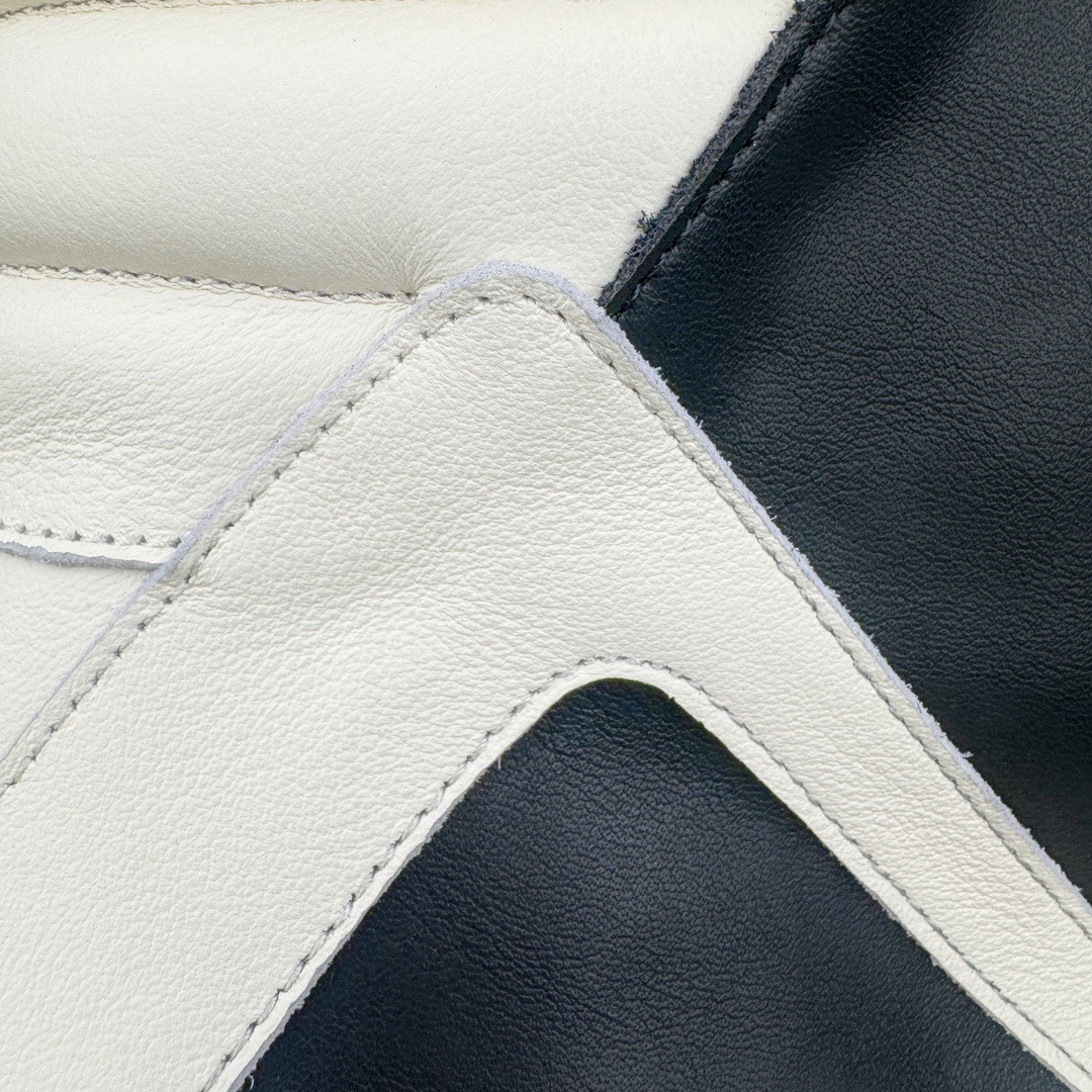 图片[11]-＃DG纯原 Rick Owens Edfu 瑞克·欧文斯高帮皮面时尚运动板鞋 黑白 二级市场已经7K以上 平台客户随意卖四位数 RO广东原厂出品 纯原天花板 原版一比一复刻 冲正绝不翻车 还原度达到百分之98以上 原楦开发纸版版型 ZP拆解原版1：1复模裁片纸版 力求做到0错位 这样才能达到和zp一致的鞋型味道 采用进口cnc数控机床开发对版独家tpu奶香大底 区别于市场所有版本 zp同源全头层粒面小牛皮 达到和zp一致手感 原厂进口细纹布 万邦订购原厂高弹粉红色海绵 内里搭配软质细腻羊皮 TPU高密度大底 软硬度透光度高已经测试和原版一致 尺码：36 37 38 39 40 41 42 43 44 45 46-选品中心