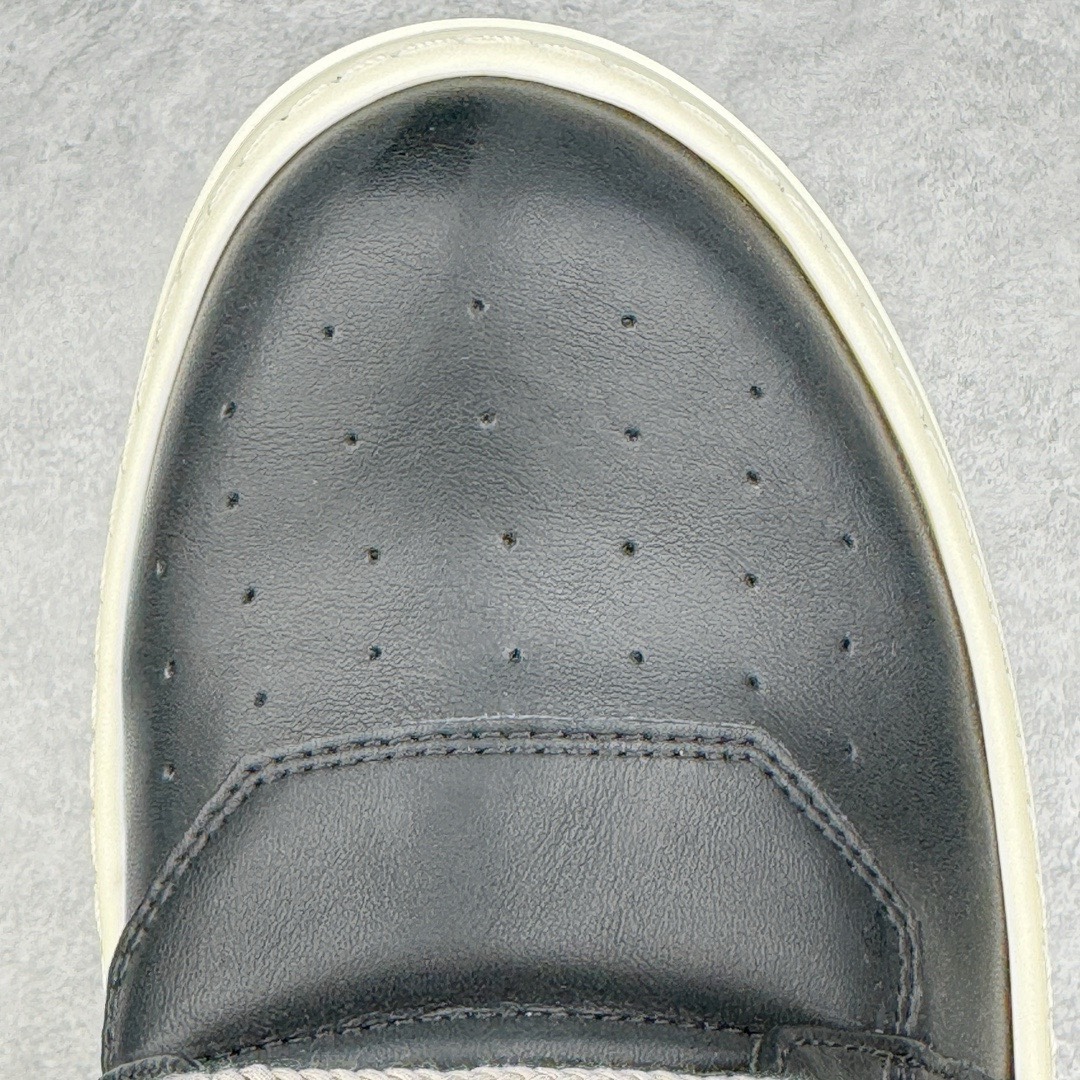 图片[14]-＃DG纯原 Rick Owens Edfu 瑞克·欧文斯高帮皮面时尚运动板鞋 黑白 二级市场已经7K以上 平台客户随意卖四位数 RO广东原厂出品 纯原天花板 原版一比一复刻 冲正绝不翻车 还原度达到百分之98以上 原楦开发纸版版型 ZP拆解原版1：1复模裁片纸版 力求做到0错位 这样才能达到和zp一致的鞋型味道 采用进口cnc数控机床开发对版独家tpu奶香大底 区别于市场所有版本 zp同源全头层粒面小牛皮 达到和zp一致手感 原厂进口细纹布 万邦订购原厂高弹粉红色海绵 内里搭配软质细腻羊皮 TPU高密度大底 软硬度透光度高已经测试和原版一致 尺码：36 37 38 39 40 41 42 43 44 45 46-选品中心