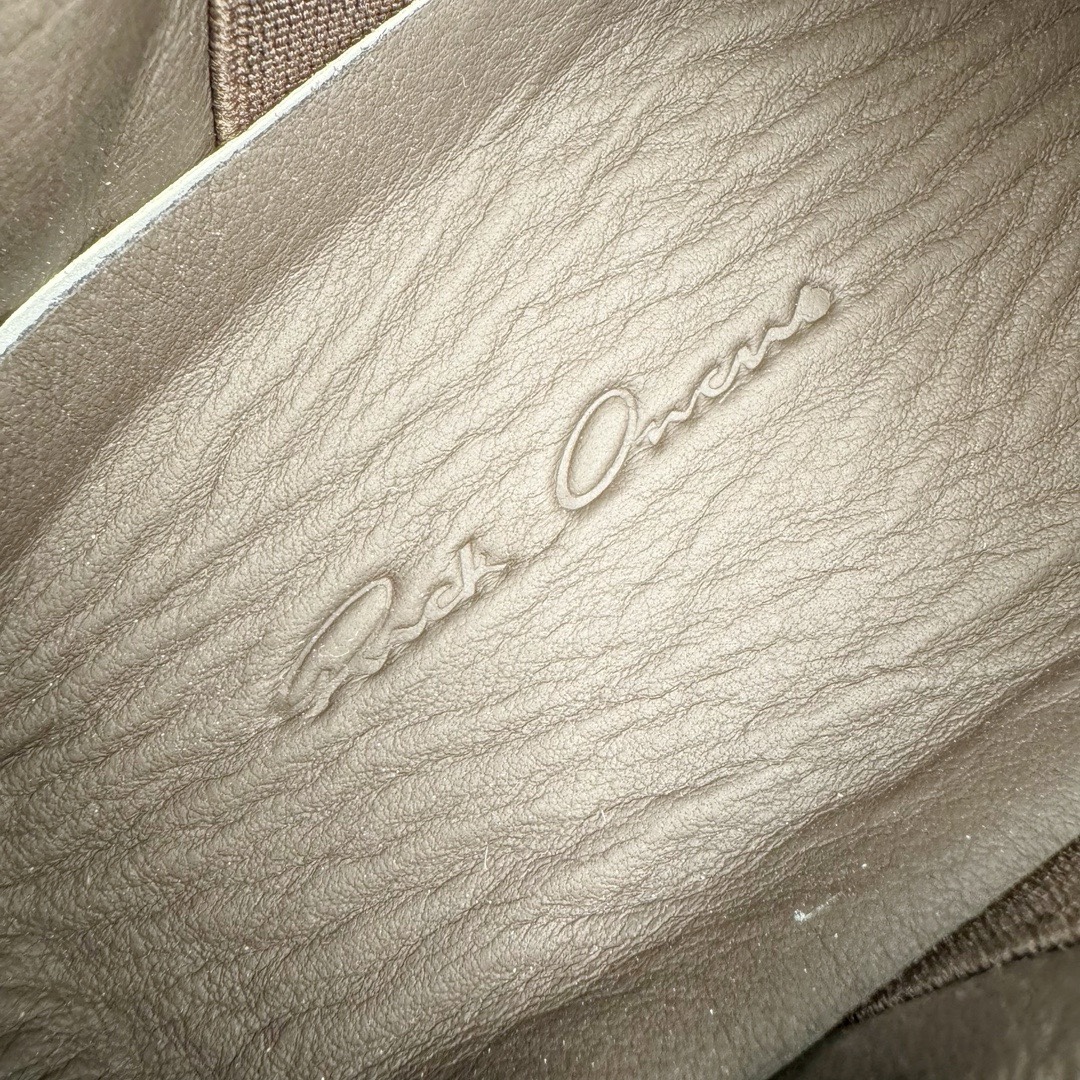 图片[15]-＃DG纯原 Rick Owens FW23 LUXOR 瑞克·欧文斯低帮皮面时尚运动板鞋面包鞋 摩卡棕 二级市场已经7K以上 平台客户随意卖四位数 RO广东原厂出品 纯原天花板 原版一比一复刻 冲正绝不翻车 还原度达到百分之98以上 原楦开发纸版版型 ZP拆解原版1：1复模裁片纸版 力求做到0错位 这样才能达到和zp一致的鞋型味道 采用进口cnc数控机床开发对版独家tpu奶香大底 区别于市场所有版本 zp同源定制尼龙布 达到和zp一致手感 原厂进口细纹布 万邦订购原厂高弹粉红色海绵 内里搭配软质细腻羊皮 TPU高密度大底 软硬度透光度高已经测试和原版一致 尺码：36 37 38 39 40 41 42 43 44 45 46-选品中心