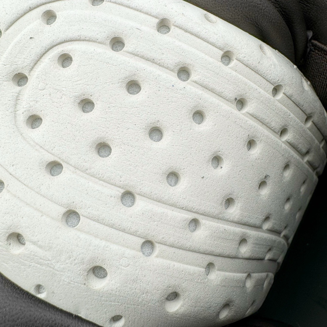 图片[16]-＃DG纯原 Rick Owens FW23 LUXOR 瑞克·欧文斯低帮皮面时尚运动板鞋面包鞋 摩卡棕 二级市场已经7K以上 平台客户随意卖四位数 RO广东原厂出品 纯原天花板 原版一比一复刻 冲正绝不翻车 还原度达到百分之98以上 原楦开发纸版版型 ZP拆解原版1：1复模裁片纸版 力求做到0错位 这样才能达到和zp一致的鞋型味道 采用进口cnc数控机床开发对版独家tpu奶香大底 区别于市场所有版本 zp同源定制尼龙布 达到和zp一致手感 原厂进口细纹布 万邦订购原厂高弹粉红色海绵 内里搭配软质细腻羊皮 TPU高密度大底 软硬度透光度高已经测试和原版一致 尺码：36 37 38 39 40 41 42 43 44 45 46-选品中心