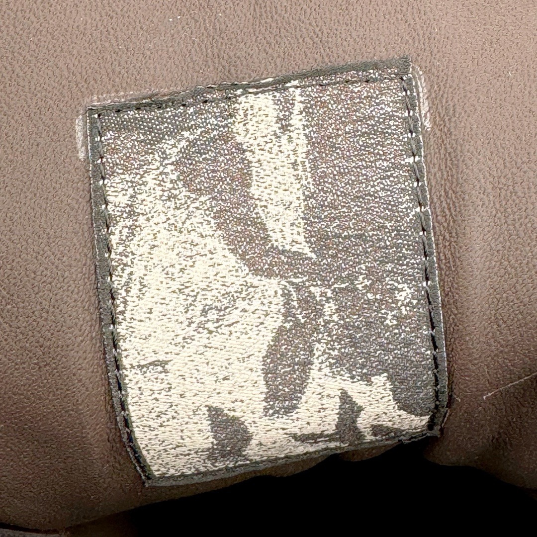 图片[14]-＃DG纯原 Rick Owens FW23 LUXOR 瑞克·欧文斯低帮皮面时尚运动板鞋面包鞋 摩卡棕 二级市场已经7K以上 平台客户随意卖四位数 RO广东原厂出品 纯原天花板 原版一比一复刻 冲正绝不翻车 还原度达到百分之98以上 原楦开发纸版版型 ZP拆解原版1：1复模裁片纸版 力求做到0错位 这样才能达到和zp一致的鞋型味道 采用进口cnc数控机床开发对版独家tpu奶香大底 区别于市场所有版本 zp同源定制尼龙布 达到和zp一致手感 原厂进口细纹布 万邦订购原厂高弹粉红色海绵 内里搭配软质细腻羊皮 TPU高密度大底 软硬度透光度高已经测试和原版一致 尺码：36 37 38 39 40 41 42 43 44 45 46-选品中心