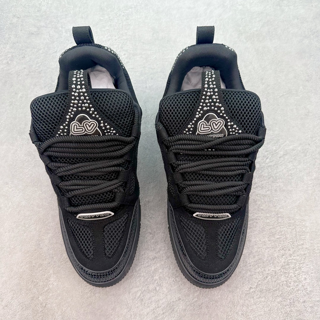 图片[2]-＃K纯原 LOUIS VUITTON Skate lv小牛皮超大花朵印花低帮板鞋 市场所有版本中综合最强的货品 GD实力大厂出品 全网最全配色更新最快 最成熟的做工稳定的品控 完美鞋型超高的清洁度 零毛边线头瑕疵 全套原楦原纸版原鞋开模 全网最具灵魂的版型 正确原装黄色鞋盒 正确中底印花 鞋面印花3D高频深度立体 全鞋电脑针车 紧密相连 针距密度一致 环保乳胶注塑鞋垫 厚度脚感还原原版 皮面裁剪部位 统一油边封口工艺 原装橡胶大底含胶量大底组合零偏差 专柜全套包装 防尘袋 说明书 质保卡 男女鞋 尺码：35 36 37 38 39 40 41 42 43 44 45-选品中心