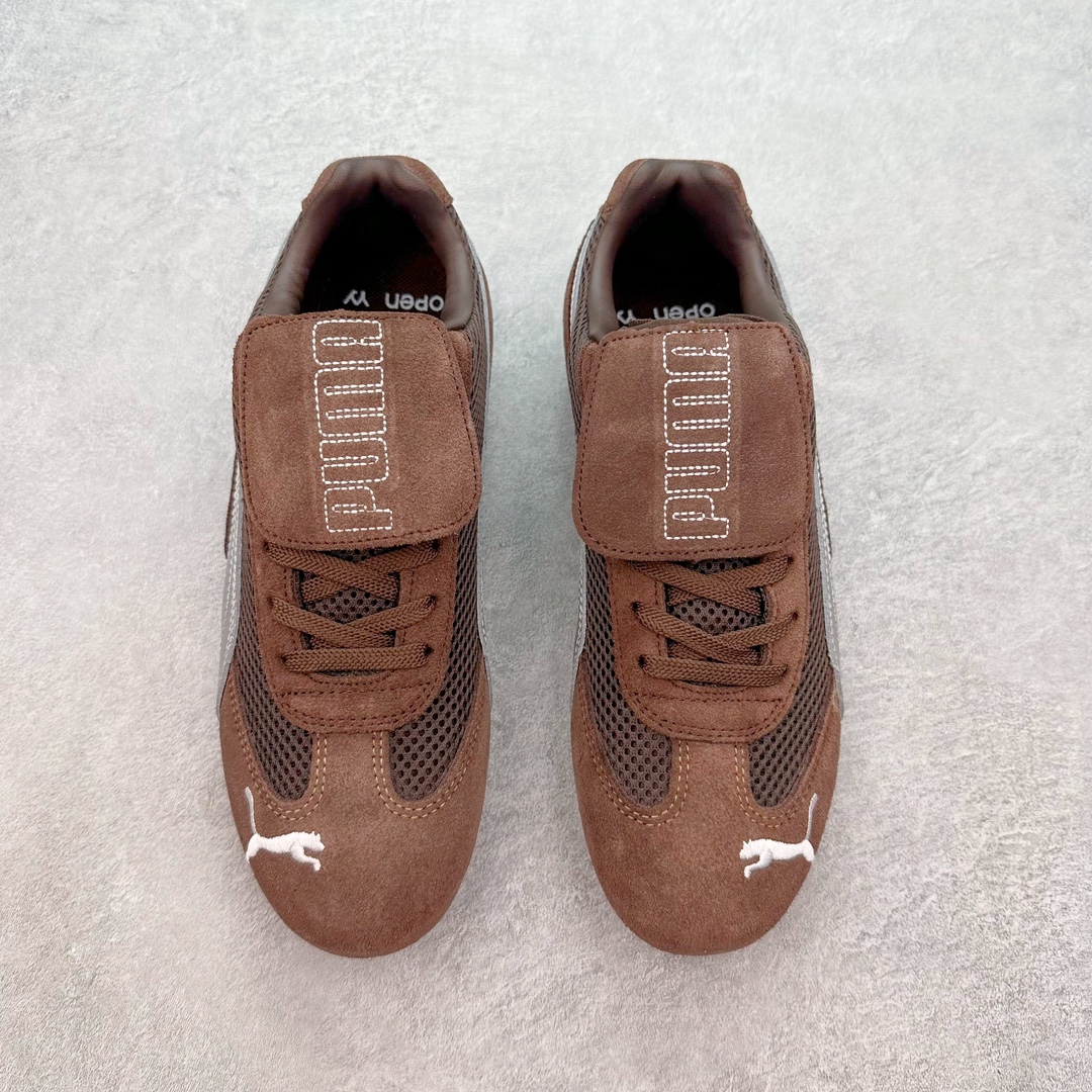 图片[2]-＃绿X/GX Open YY x PUMA Speedca OG 彪马极速赛车系列低帮德训风拼接复古百搭休闲运动赛车鞋 OPEN YY x Puma Speedcat 成为韩国 2024 年至今最热鞋款 引发本地玩家排队疯抢 而缔造者之一 OPEN YY 早已席卷韩国时尚圈 并正试图用 联名等方式 将「首尔辣妹美学」带向全球 本次与「首尔辣妹衣柜」 OPEN YY 联名 发售之外还在乐天世界购物中心举办 POP UP 时尚博主纷纷到场打卡 让 Puma 的「IT Shoes」进一步拓展韩国市场，本次共发售 3 款配色 粉金、沙银更受女玩家喜爱 用以搭配裙装、运动裤，黑银则低调前卫 且男码几乎无溢价 而让不少玩家「提前种草」的 则是 OPEN YY 示范的「彩色丝袜 blokette 混搭」配合干燥迷幻的亚文化氛围 成为不少女生的「新搭配指南」POP UP 现场和近两天的社媒上脚图中 不少玩家继续用本次联名 Speedcat 玩转 blokette 并强调 Speedcat 与其他平底运动鞋相比 更加前卫、性感 Speedcat 外 OPEN YY 还将 Puma 的 Tracksuit、复古运动外套等单品 融入自身的「首尔辣妹美学」千禧银、赛车印花设计 颇为符合当下首尔街头日常着装的审美 也同样在发售时受到追捧 尺码：35.5 36 37 37.5 38 38.5 39 40 40.5 41 42 42.5 43 44 44.5 45-选品中心