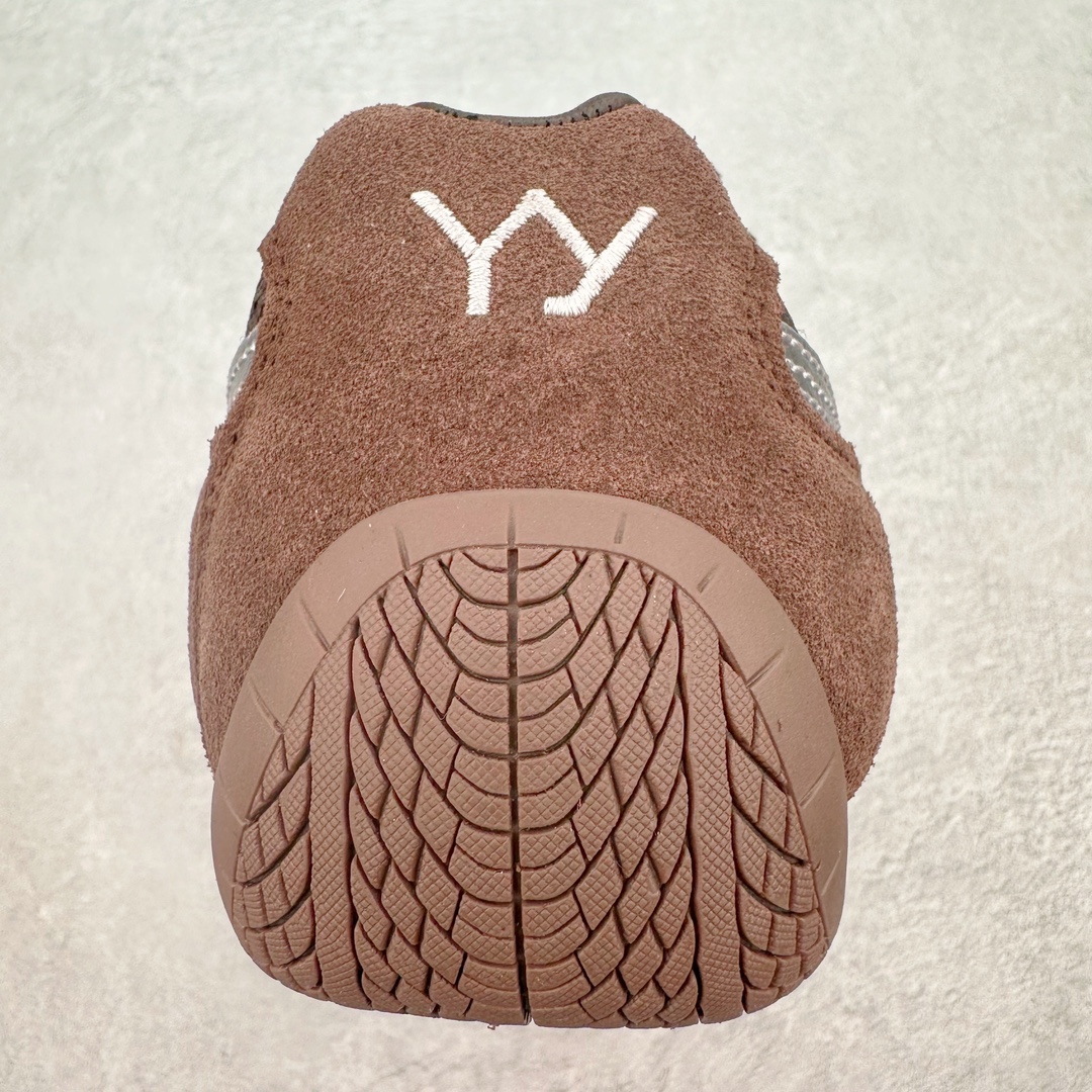 图片[8]-＃绿X/GX Open YY x PUMA Speedca OG 彪马极速赛车系列低帮德训风拼接复古百搭休闲运动赛车鞋 OPEN YY x Puma Speedcat 成为韩国 2024 年至今最热鞋款 引发本地玩家排队疯抢 而缔造者之一 OPEN YY 早已席卷韩国时尚圈 并正试图用 联名等方式 将「首尔辣妹美学」带向全球 本次与「首尔辣妹衣柜」 OPEN YY 联名 发售之外还在乐天世界购物中心举办 POP UP 时尚博主纷纷到场打卡 让 Puma 的「IT Shoes」进一步拓展韩国市场，本次共发售 3 款配色 粉金、沙银更受女玩家喜爱 用以搭配裙装、运动裤，黑银则低调前卫 且男码几乎无溢价 而让不少玩家「提前种草」的 则是 OPEN YY 示范的「彩色丝袜 blokette 混搭」配合干燥迷幻的亚文化氛围 成为不少女生的「新搭配指南」POP UP 现场和近两天的社媒上脚图中 不少玩家继续用本次联名 Speedcat 玩转 blokette 并强调 Speedcat 与其他平底运动鞋相比 更加前卫、性感 Speedcat 外 OPEN YY 还将 Puma 的 Tracksuit、复古运动外套等单品 融入自身的「首尔辣妹美学」千禧银、赛车印花设计 颇为符合当下首尔街头日常着装的审美 也同样在发售时受到追捧 尺码：35.5 36 37 37.5 38 38.5 39 40 40.5 41 42 42.5 43 44 44.5 45-选品中心