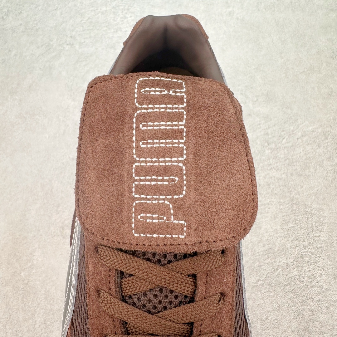 图片[5]-＃绿X/GX Open YY x PUMA Speedca OG 彪马极速赛车系列低帮德训风拼接复古百搭休闲运动赛车鞋 OPEN YY x Puma Speedcat 成为韩国 2024 年至今最热鞋款 引发本地玩家排队疯抢 而缔造者之一 OPEN YY 早已席卷韩国时尚圈 并正试图用 联名等方式 将「首尔辣妹美学」带向全球 本次与「首尔辣妹衣柜」 OPEN YY 联名 发售之外还在乐天世界购物中心举办 POP UP 时尚博主纷纷到场打卡 让 Puma 的「IT Shoes」进一步拓展韩国市场，本次共发售 3 款配色 粉金、沙银更受女玩家喜爱 用以搭配裙装、运动裤，黑银则低调前卫 且男码几乎无溢价 而让不少玩家「提前种草」的 则是 OPEN YY 示范的「彩色丝袜 blokette 混搭」配合干燥迷幻的亚文化氛围 成为不少女生的「新搭配指南」POP UP 现场和近两天的社媒上脚图中 不少玩家继续用本次联名 Speedcat 玩转 blokette 并强调 Speedcat 与其他平底运动鞋相比 更加前卫、性感 Speedcat 外 OPEN YY 还将 Puma 的 Tracksuit、复古运动外套等单品 融入自身的「首尔辣妹美学」千禧银、赛车印花设计 颇为符合当下首尔街头日常着装的审美 也同样在发售时受到追捧 尺码：35.5 36 37 37.5 38 38.5 39 40 40.5 41 42 42.5 43 44 44.5 45-选品中心