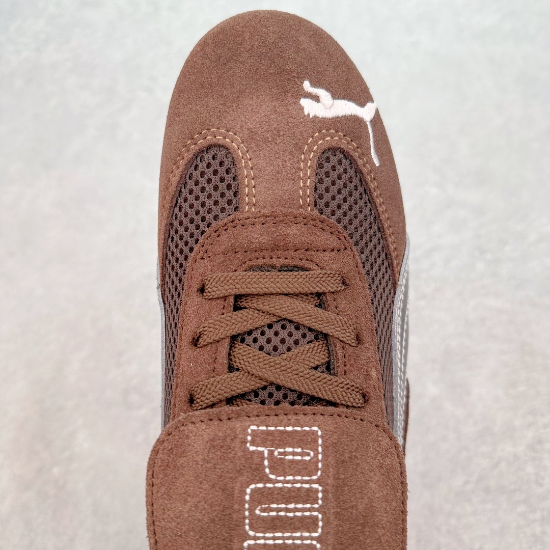 图片[4]-＃绿X/GX Open YY x PUMA Speedca OG 彪马极速赛车系列低帮德训风拼接复古百搭休闲运动赛车鞋 OPEN YY x Puma Speedcat 成为韩国 2024 年至今最热鞋款 引发本地玩家排队疯抢 而缔造者之一 OPEN YY 早已席卷韩国时尚圈 并正试图用 联名等方式 将「首尔辣妹美学」带向全球 本次与「首尔辣妹衣柜」 OPEN YY 联名 发售之外还在乐天世界购物中心举办 POP UP 时尚博主纷纷到场打卡 让 Puma 的「IT Shoes」进一步拓展韩国市场，本次共发售 3 款配色 粉金、沙银更受女玩家喜爱 用以搭配裙装、运动裤，黑银则低调前卫 且男码几乎无溢价 而让不少玩家「提前种草」的 则是 OPEN YY 示范的「彩色丝袜 blokette 混搭」配合干燥迷幻的亚文化氛围 成为不少女生的「新搭配指南」POP UP 现场和近两天的社媒上脚图中 不少玩家继续用本次联名 Speedcat 玩转 blokette 并强调 Speedcat 与其他平底运动鞋相比 更加前卫、性感 Speedcat 外 OPEN YY 还将 Puma 的 Tracksuit、复古运动外套等单品 融入自身的「首尔辣妹美学」千禧银、赛车印花设计 颇为符合当下首尔街头日常着装的审美 也同样在发售时受到追捧 尺码：35.5 36 37 37.5 38 38.5 39 40 40.5 41 42 42.5 43 44 44.5 45-选品中心