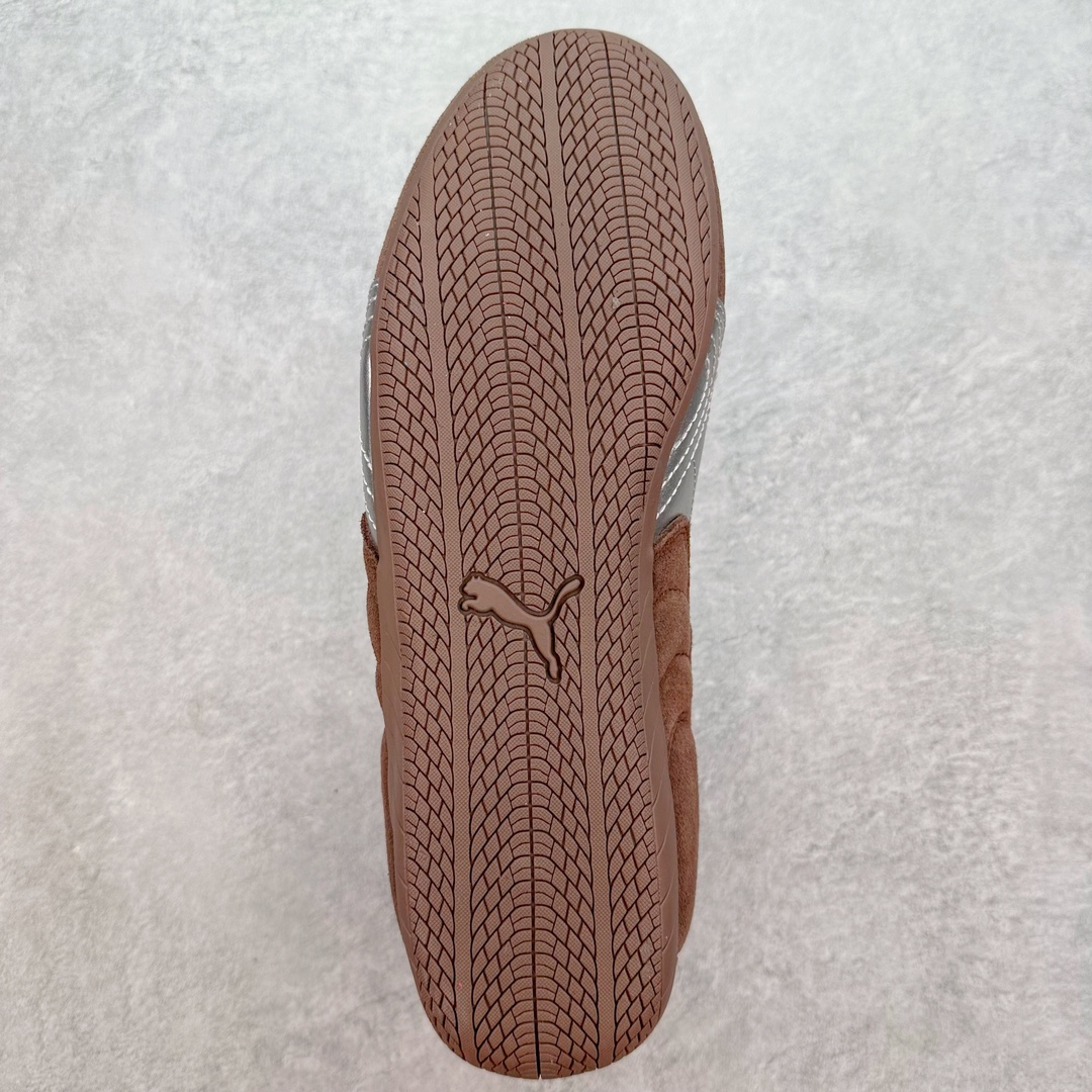 图片[9]-＃绿X/GX Open YY x PUMA Speedca OG 彪马极速赛车系列低帮德训风拼接复古百搭休闲运动赛车鞋 OPEN YY x Puma Speedcat 成为韩国 2024 年至今最热鞋款 引发本地玩家排队疯抢 而缔造者之一 OPEN YY 早已席卷韩国时尚圈 并正试图用 联名等方式 将「首尔辣妹美学」带向全球 本次与「首尔辣妹衣柜」 OPEN YY 联名 发售之外还在乐天世界购物中心举办 POP UP 时尚博主纷纷到场打卡 让 Puma 的「IT Shoes」进一步拓展韩国市场，本次共发售 3 款配色 粉金、沙银更受女玩家喜爱 用以搭配裙装、运动裤，黑银则低调前卫 且男码几乎无溢价 而让不少玩家「提前种草」的 则是 OPEN YY 示范的「彩色丝袜 blokette 混搭」配合干燥迷幻的亚文化氛围 成为不少女生的「新搭配指南」POP UP 现场和近两天的社媒上脚图中 不少玩家继续用本次联名 Speedcat 玩转 blokette 并强调 Speedcat 与其他平底运动鞋相比 更加前卫、性感 Speedcat 外 OPEN YY 还将 Puma 的 Tracksuit、复古运动外套等单品 融入自身的「首尔辣妹美学」千禧银、赛车印花设计 颇为符合当下首尔街头日常着装的审美 也同样在发售时受到追捧 尺码：35.5 36 37 37.5 38 38.5 39 40 40.5 41 42 42.5 43 44 44.5 45-选品中心