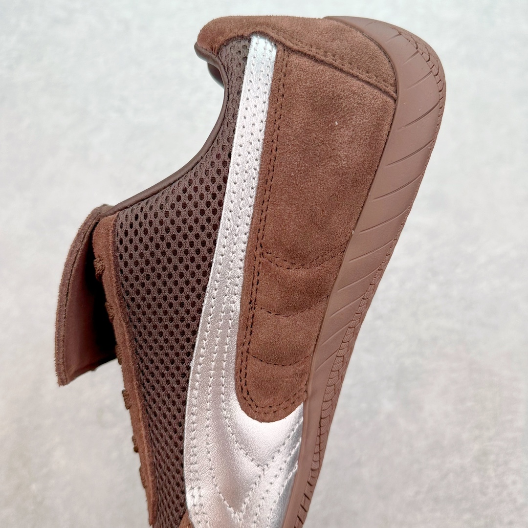 图片[7]-＃绿X/GX Open YY x PUMA Speedca OG 彪马极速赛车系列低帮德训风拼接复古百搭休闲运动赛车鞋 OPEN YY x Puma Speedcat 成为韩国 2024 年至今最热鞋款 引发本地玩家排队疯抢 而缔造者之一 OPEN YY 早已席卷韩国时尚圈 并正试图用 联名等方式 将「首尔辣妹美学」带向全球 本次与「首尔辣妹衣柜」 OPEN YY 联名 发售之外还在乐天世界购物中心举办 POP UP 时尚博主纷纷到场打卡 让 Puma 的「IT Shoes」进一步拓展韩国市场，本次共发售 3 款配色 粉金、沙银更受女玩家喜爱 用以搭配裙装、运动裤，黑银则低调前卫 且男码几乎无溢价 而让不少玩家「提前种草」的 则是 OPEN YY 示范的「彩色丝袜 blokette 混搭」配合干燥迷幻的亚文化氛围 成为不少女生的「新搭配指南」POP UP 现场和近两天的社媒上脚图中 不少玩家继续用本次联名 Speedcat 玩转 blokette 并强调 Speedcat 与其他平底运动鞋相比 更加前卫、性感 Speedcat 外 OPEN YY 还将 Puma 的 Tracksuit、复古运动外套等单品 融入自身的「首尔辣妹美学」千禧银、赛车印花设计 颇为符合当下首尔街头日常着装的审美 也同样在发售时受到追捧 尺码：35.5 36 37 37.5 38 38.5 39 40 40.5 41 42 42.5 43 44 44.5 45-选品中心