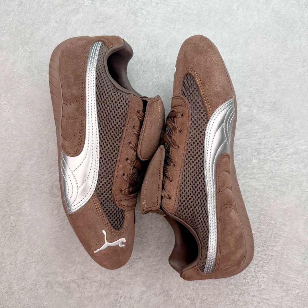 图片[3]-＃绿X/GX Open YY x PUMA Speedca OG 彪马极速赛车系列低帮德训风拼接复古百搭休闲运动赛车鞋 OPEN YY x Puma Speedcat 成为韩国 2024 年至今最热鞋款 引发本地玩家排队疯抢 而缔造者之一 OPEN YY 早已席卷韩国时尚圈 并正试图用 联名等方式 将「首尔辣妹美学」带向全球 本次与「首尔辣妹衣柜」 OPEN YY 联名 发售之外还在乐天世界购物中心举办 POP UP 时尚博主纷纷到场打卡 让 Puma 的「IT Shoes」进一步拓展韩国市场，本次共发售 3 款配色 粉金、沙银更受女玩家喜爱 用以搭配裙装、运动裤，黑银则低调前卫 且男码几乎无溢价 而让不少玩家「提前种草」的 则是 OPEN YY 示范的「彩色丝袜 blokette 混搭」配合干燥迷幻的亚文化氛围 成为不少女生的「新搭配指南」POP UP 现场和近两天的社媒上脚图中 不少玩家继续用本次联名 Speedcat 玩转 blokette 并强调 Speedcat 与其他平底运动鞋相比 更加前卫、性感 Speedcat 外 OPEN YY 还将 Puma 的 Tracksuit、复古运动外套等单品 融入自身的「首尔辣妹美学」千禧银、赛车印花设计 颇为符合当下首尔街头日常着装的审美 也同样在发售时受到追捧 尺码：35.5 36 37 37.5 38 38.5 39 40 40.5 41 42 42.5 43 44 44.5 45-选品中心