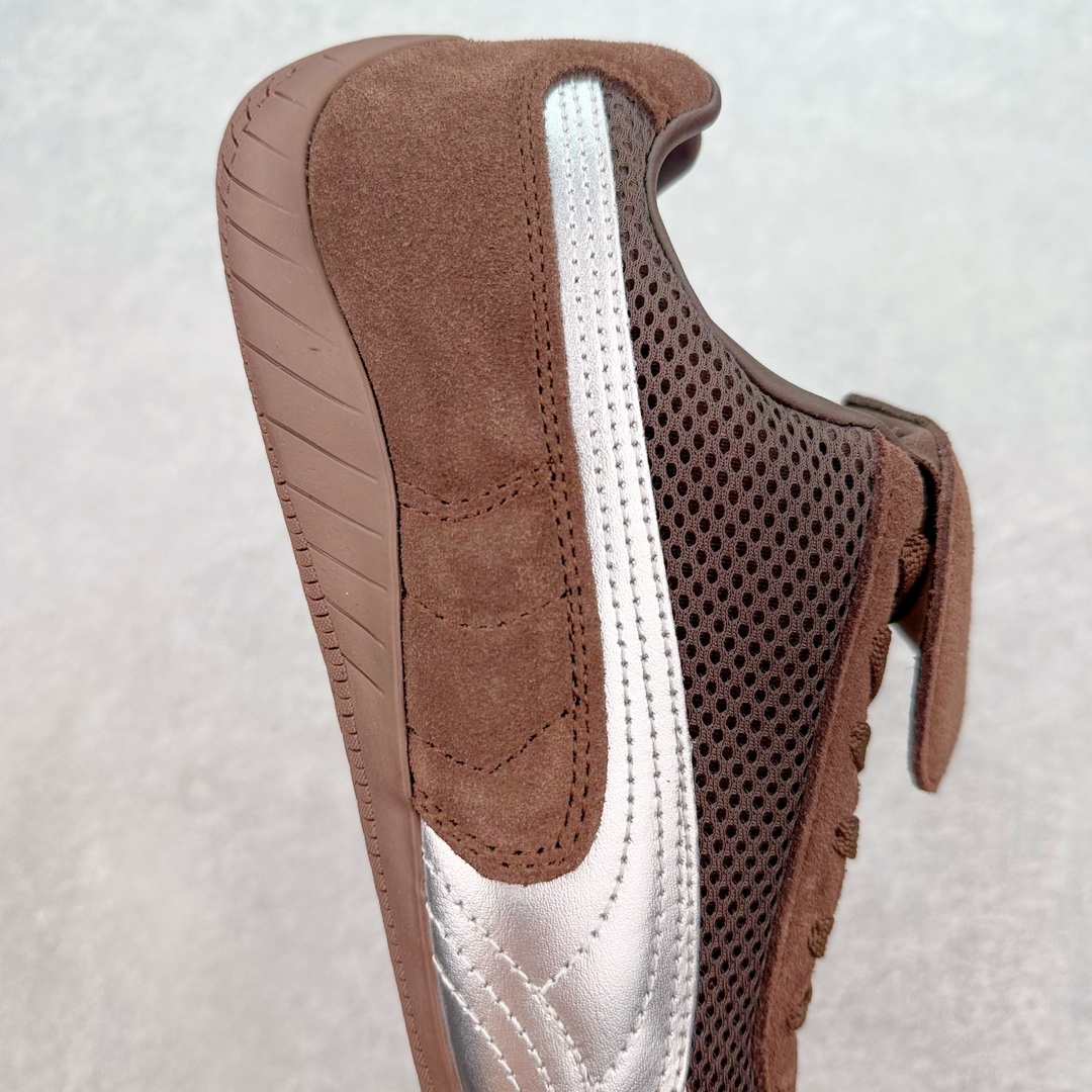 图片[6]-＃绿X/GX Open YY x PUMA Speedca OG 彪马极速赛车系列低帮德训风拼接复古百搭休闲运动赛车鞋 OPEN YY x Puma Speedcat 成为韩国 2024 年至今最热鞋款 引发本地玩家排队疯抢 而缔造者之一 OPEN YY 早已席卷韩国时尚圈 并正试图用 联名等方式 将「首尔辣妹美学」带向全球 本次与「首尔辣妹衣柜」 OPEN YY 联名 发售之外还在乐天世界购物中心举办 POP UP 时尚博主纷纷到场打卡 让 Puma 的「IT Shoes」进一步拓展韩国市场，本次共发售 3 款配色 粉金、沙银更受女玩家喜爱 用以搭配裙装、运动裤，黑银则低调前卫 且男码几乎无溢价 而让不少玩家「提前种草」的 则是 OPEN YY 示范的「彩色丝袜 blokette 混搭」配合干燥迷幻的亚文化氛围 成为不少女生的「新搭配指南」POP UP 现场和近两天的社媒上脚图中 不少玩家继续用本次联名 Speedcat 玩转 blokette 并强调 Speedcat 与其他平底运动鞋相比 更加前卫、性感 Speedcat 外 OPEN YY 还将 Puma 的 Tracksuit、复古运动外套等单品 融入自身的「首尔辣妹美学」千禧银、赛车印花设计 颇为符合当下首尔街头日常着装的审美 也同样在发售时受到追捧 尺码：35.5 36 37 37.5 38 38.5 39 40 40.5 41 42 42.5 43 44 44.5 45-选品中心