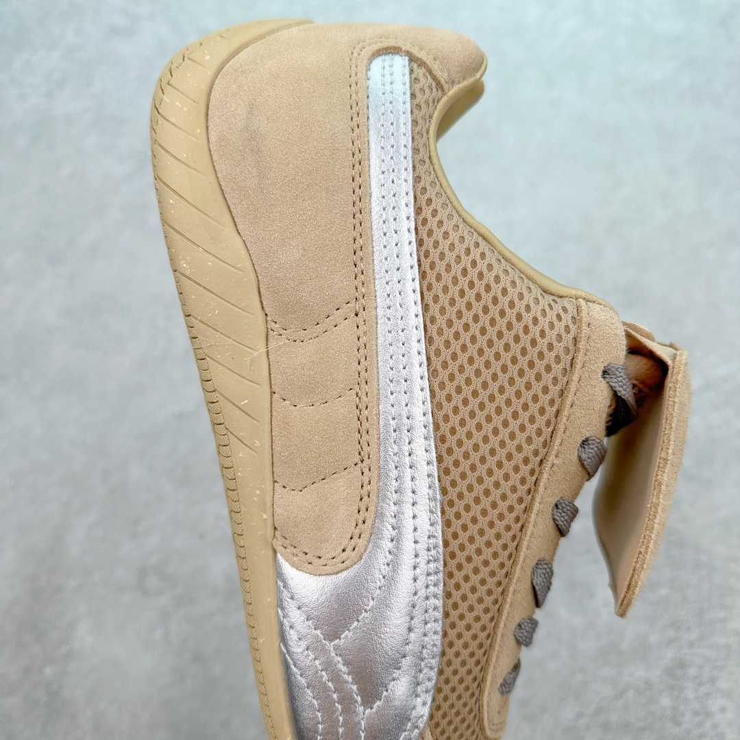 图片[6]-💰180 ＃绿X/GX Open YY x PUMA Speedca OG 彪马极速赛车系列低帮德训风拼接复古百搭休闲运动赛车鞋 OPEN YY x Puma Speedcat 成为韩国 2024 年至今最热鞋款 引发本地玩家排队疯抢 而缔造者之一 OPEN YY 早已席卷韩国时尚圈 并正试图用 联名等方式 将「首尔辣妹美学」带向全球 本次与「首尔辣妹衣柜」 OPEN YY 联名 发售之外还在乐天世界购物中心举办 POP UP 时尚博主纷纷到场打卡 让 Puma 的「IT Shoes」进一步拓展韩国市场，本次共发售 3 款配色 粉金、沙银更受女玩家喜爱 用以搭配裙装、运动裤，黑银则低调前卫 且男码几乎无溢价 而让不少玩家「提前种草」的 则是 OPEN YY 示范的「彩色丝袜 blokette 混搭」配合干燥迷幻的亚文化氛围 成为不少女生的「新搭配指南」POP UP 现场和近两天的社媒上脚图中 不少玩家继续用本次联名 Speedcat 玩转 blokette 并强调 Speedcat 与其他平底运动鞋相比 更加前卫、性感 Speedcat 外 OPEN YY 还将 Puma 的 Tracksuit、复古运动外套等单品 融入自身的「首尔辣妹美学」千禧银、赛车印花设计 颇为符合当下首尔街头日常着装的审美 也同样在发售时受到追捧 尺码：35.5 36 37 37.5 38 38.5 39 40 40.5 41 42 42.5 43 44 44.5 45 编码：Xby2936050-莆田鞋批发中心