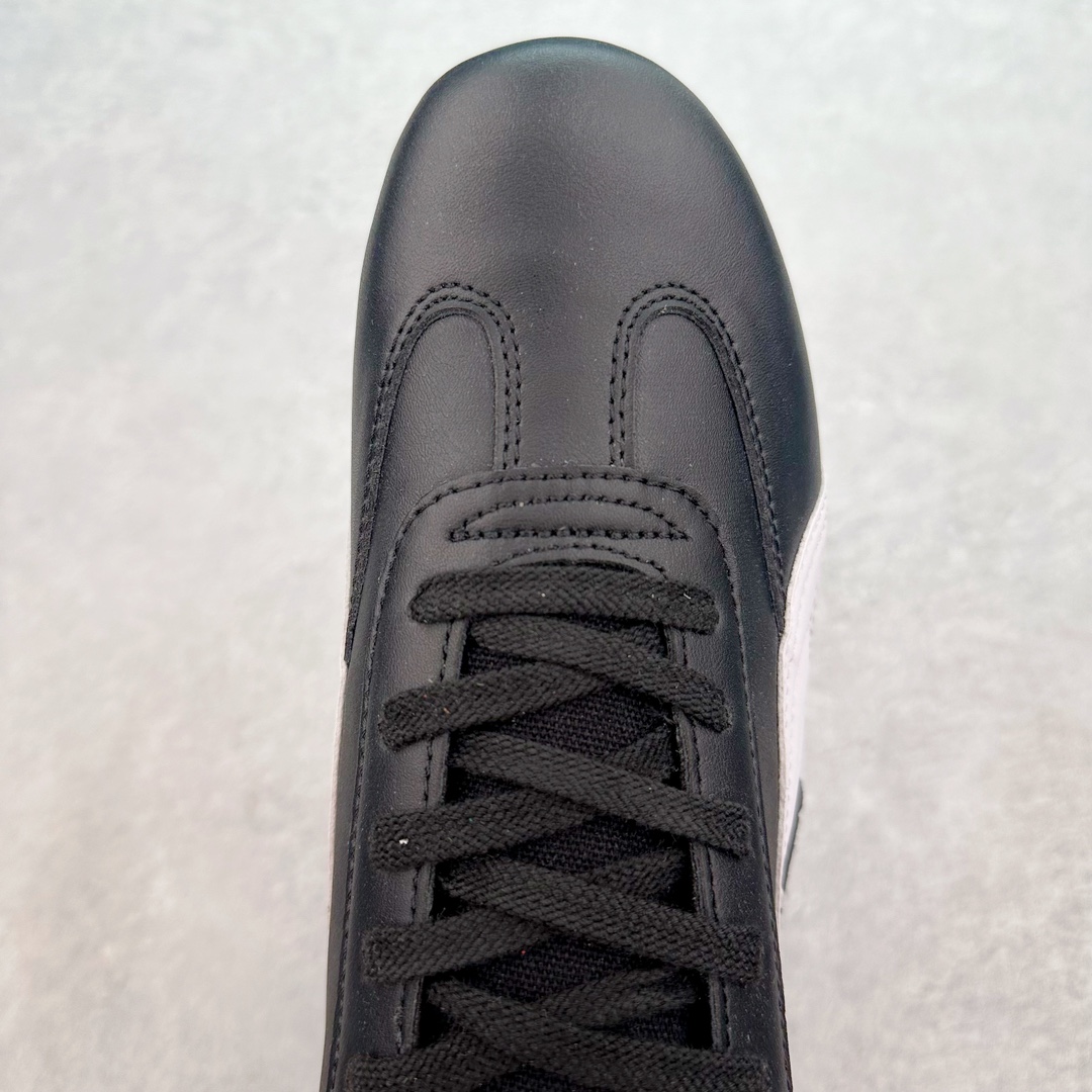 图片[4]-＃绿X/GX PUMA Speedca OG 彪马极速赛车系列低帮德训风拼接复古百搭休闲运动赛车鞋 鞋款从80、90年代赛车手所穿的防火赛车鞋为原型，鞋身线条模仿了赛车的流线廓形，体现了空气动力学原理的结构。简约流畅的外观，恰好又和贯穿其中的Formstrip Logo融合恰到好处，视觉上细节丰富且协调。本次Speedcat OG鞋款归来，最大看点自然式保留了窄版鞋型以及薄底构造。这两年各品牌鞋底越做越厚，Speedcat反其道而行之，上脚几乎无鞋底的效果带来耳目一新的视觉体验。鞋面依旧是以质感细腻的麂皮材质打造，并且大面积近乎全包裹的使用，复古味道也愈发浓烈。配色上更是将最原始的黑色和红色带回，向F1赛车队的标志性队服致敬。相信让各位一眼种草的更多是出挑的大红色，上脚即可瞬间点亮整体造型，在以球鞋为核心的OOTD中脱颖而出。而另一款黑色则是低调的万金油，彰显新潮个性的同时又不喧宾夺主，也是热爱简约系穿搭朋友的首选。 尺码：35.5 36 37 37.5 38 38.5 39 40 40.5 41 42 42.5 43 44 44.5 45-选品中心