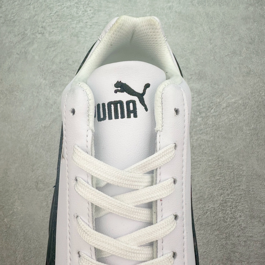 图片[5]-＃绿X/GX PUMA Speedca OG 彪马极速赛车系列低帮德训风拼接复古百搭休闲运动赛车鞋 鞋款从80、90年代赛车手所穿的防火赛车鞋为原型，鞋身线条模仿了赛车的流线廓形，体现了空气动力学原理的结构。简约流畅的外观，恰好又和贯穿其中的Formstrip Logo融合恰到好处，视觉上细节丰富且协调。本次Speedcat OG鞋款归来，最大看点自然式保留了窄版鞋型以及薄底构造。这两年各品牌鞋底越做越厚，Speedcat反其道而行之，上脚几乎无鞋底的效果带来耳目一新的视觉体验。鞋面依旧是以质感细腻的麂皮材质打造，并且大面积近乎全包裹的使用，复古味道也愈发浓烈。配色上更是将最原始的黑色和红色带回，向F1赛车队的标志性队服致敬。相信让各位一眼种草的更多是出挑的大红色，上脚即可瞬间点亮整体造型，在以球鞋为核心的OOTD中脱颖而出。而另一款黑色则是低调的万金油，彰显新潮个性的同时又不喧宾夺主，也是热爱简约系穿搭朋友的首选。 尺码：35.5 36 37 37.5 38 38.5 39 40 40.5 41 42 42.5 43 44 44.5 45-选品中心