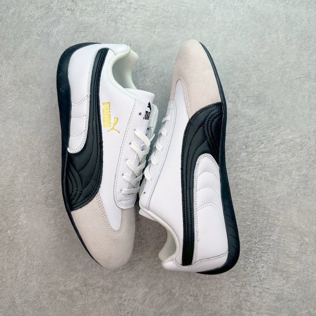 图片[3]-＃绿X/GX PUMA Speedca OG 彪马极速赛车系列低帮德训风拼接复古百搭休闲运动赛车鞋 鞋款从80、90年代赛车手所穿的防火赛车鞋为原型，鞋身线条模仿了赛车的流线廓形，体现了空气动力学原理的结构。简约流畅的外观，恰好又和贯穿其中的Formstrip Logo融合恰到好处，视觉上细节丰富且协调。本次Speedcat OG鞋款归来，最大看点自然式保留了窄版鞋型以及薄底构造。这两年各品牌鞋底越做越厚，Speedcat反其道而行之，上脚几乎无鞋底的效果带来耳目一新的视觉体验。鞋面依旧是以质感细腻的麂皮材质打造，并且大面积近乎全包裹的使用，复古味道也愈发浓烈。配色上更是将最原始的黑色和红色带回，向F1赛车队的标志性队服致敬。相信让各位一眼种草的更多是出挑的大红色，上脚即可瞬间点亮整体造型，在以球鞋为核心的OOTD中脱颖而出。而另一款黑色则是低调的万金油，彰显新潮个性的同时又不喧宾夺主，也是热爱简约系穿搭朋友的首选。 尺码：35.5 36 37 37.5 38 38.5 39 40 40.5 41 42 42.5 43 44 44.5 45-选品中心